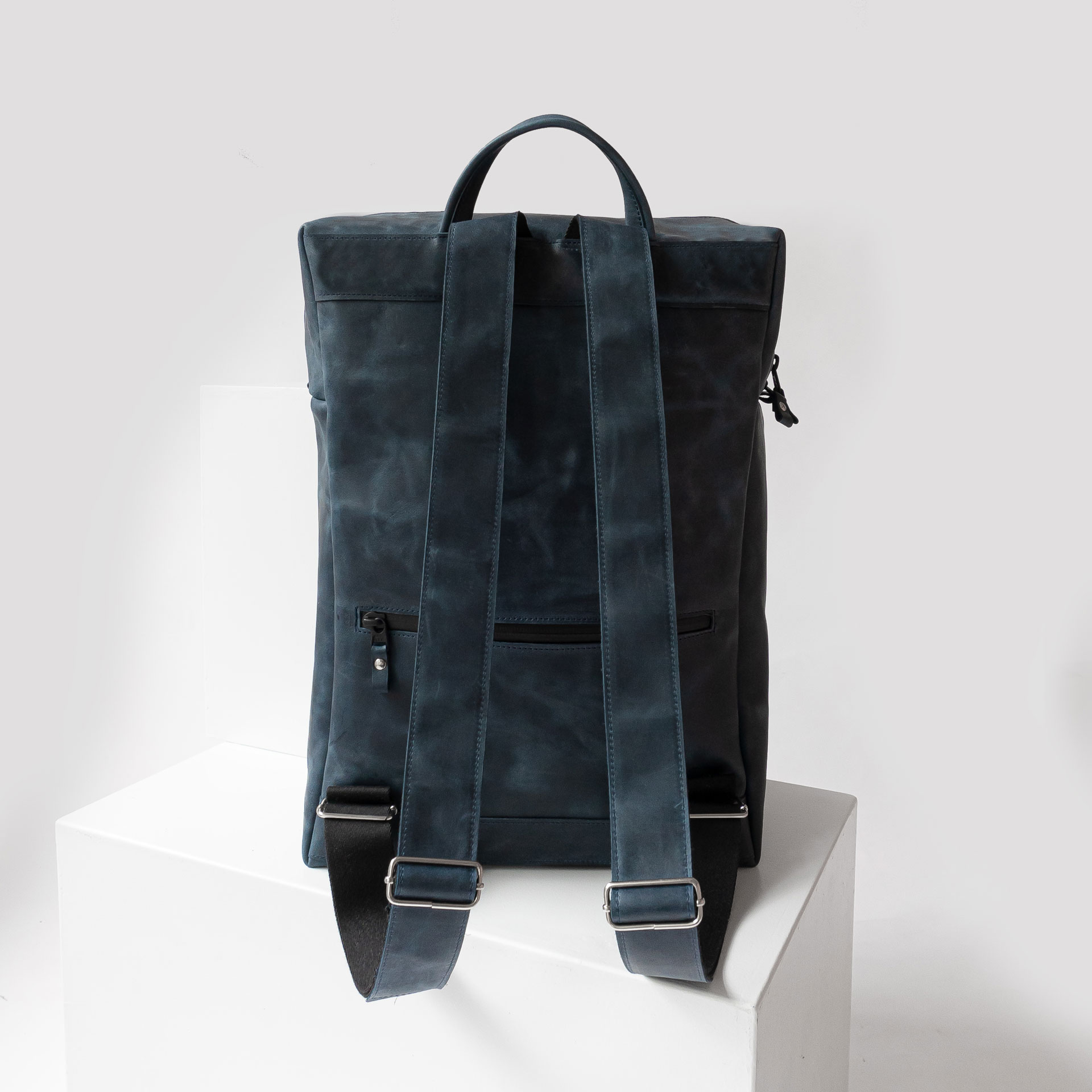 Rückseite des Rucksacks NEO LARGE aus Naturleder in Dunkelblau mit verstellbaren Trägern und Extrafach