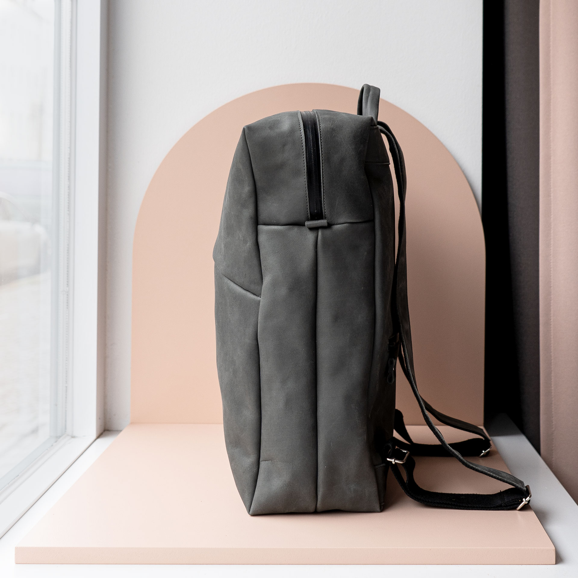 Rucksack NEO Large seitlich im Profil.