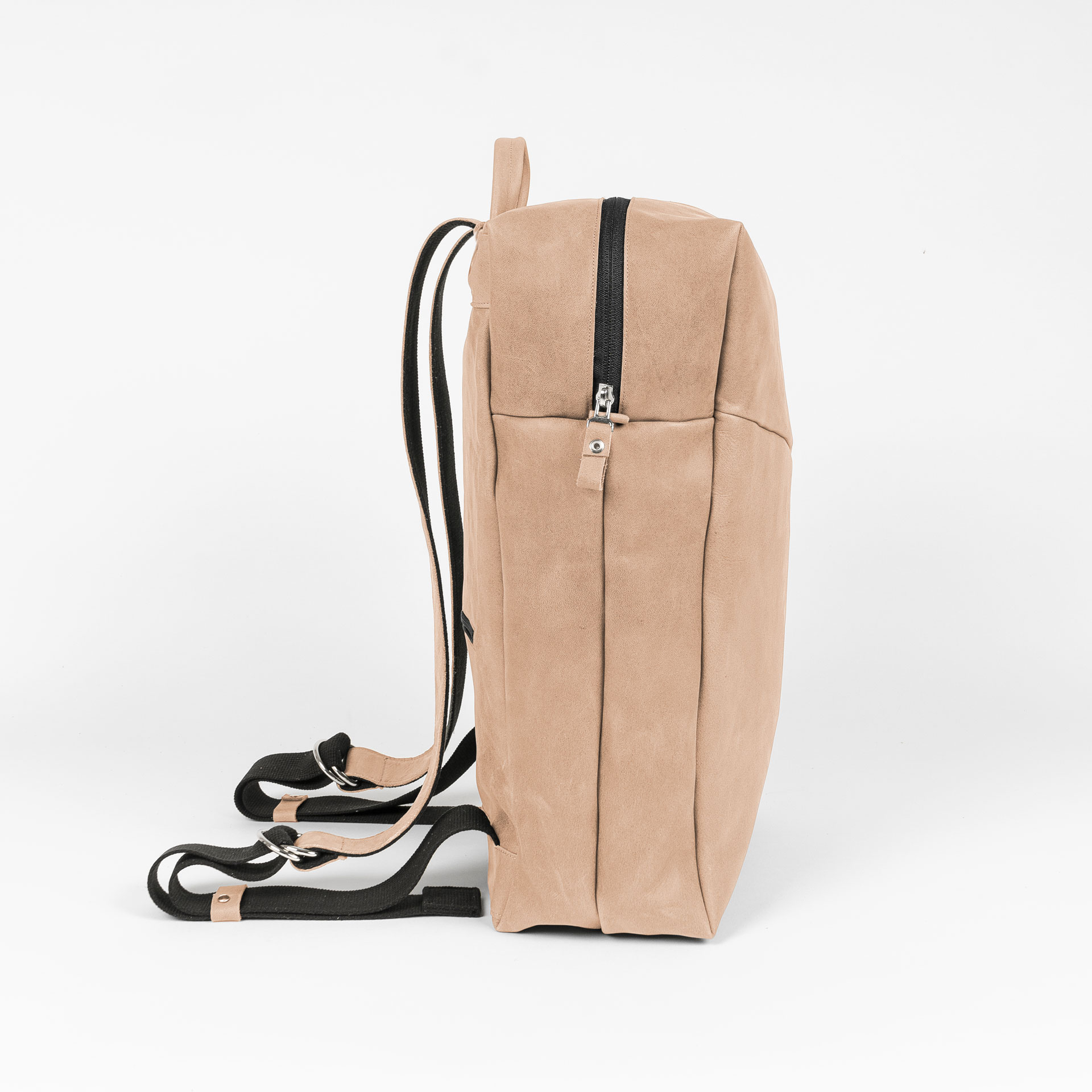 Seitenansicht des Rucksacks NEO LARGE aus Naturleder in Hellbraun