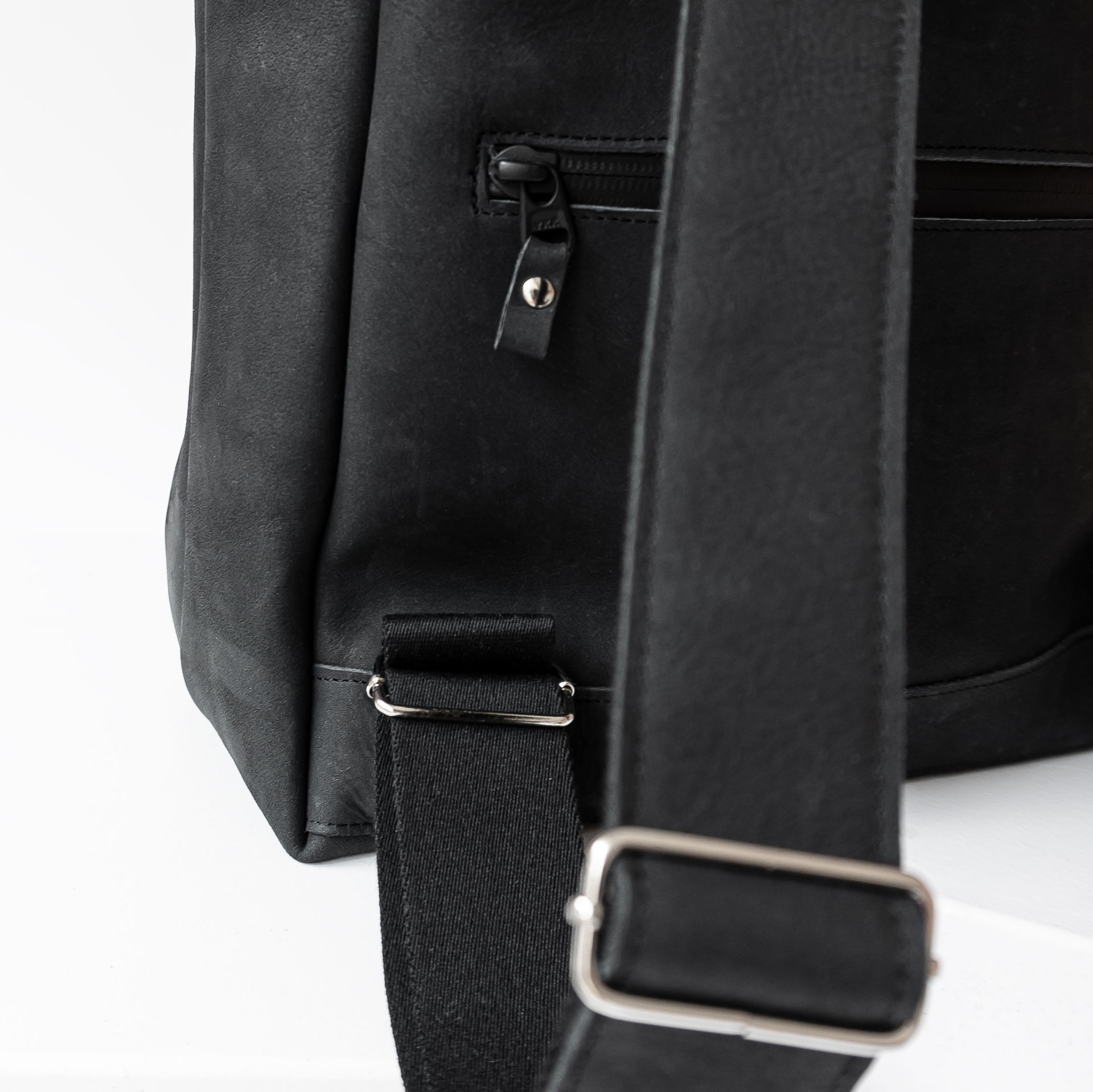 Detailansicht des Extrafachs mit verdecktem Reißverschluss auf Rückseite des Rucksacks NEO LARGE aus Naturleder in Kohle