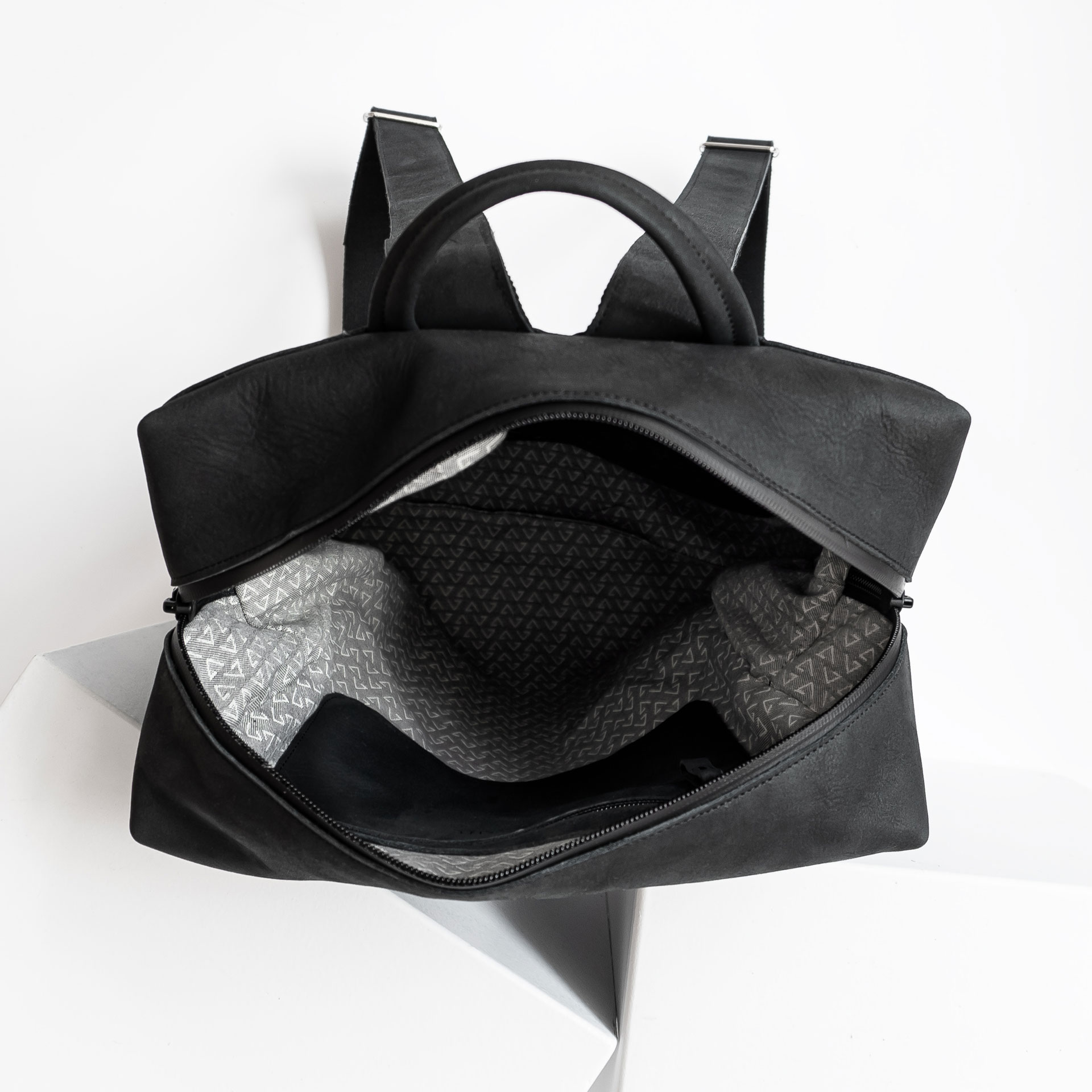 Innenansicht des Rucksacks NEO LARGE aus Naturleder in Kohle mit Futterstoff, Reißverschlusstasche und Laptopfach aus Filz