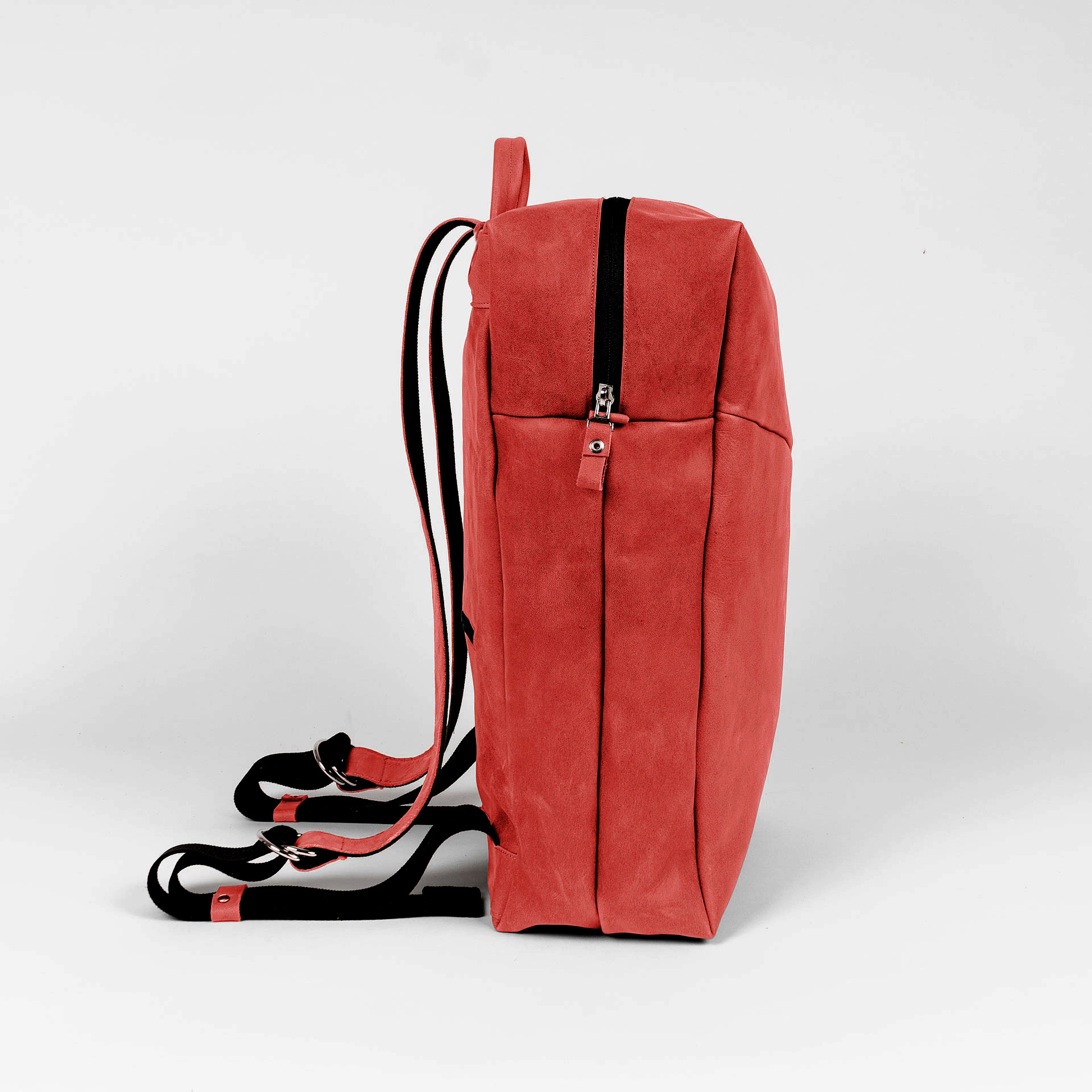 Seitenansicht des Rucksacks NEO LARGE aus Naturleder in Rot