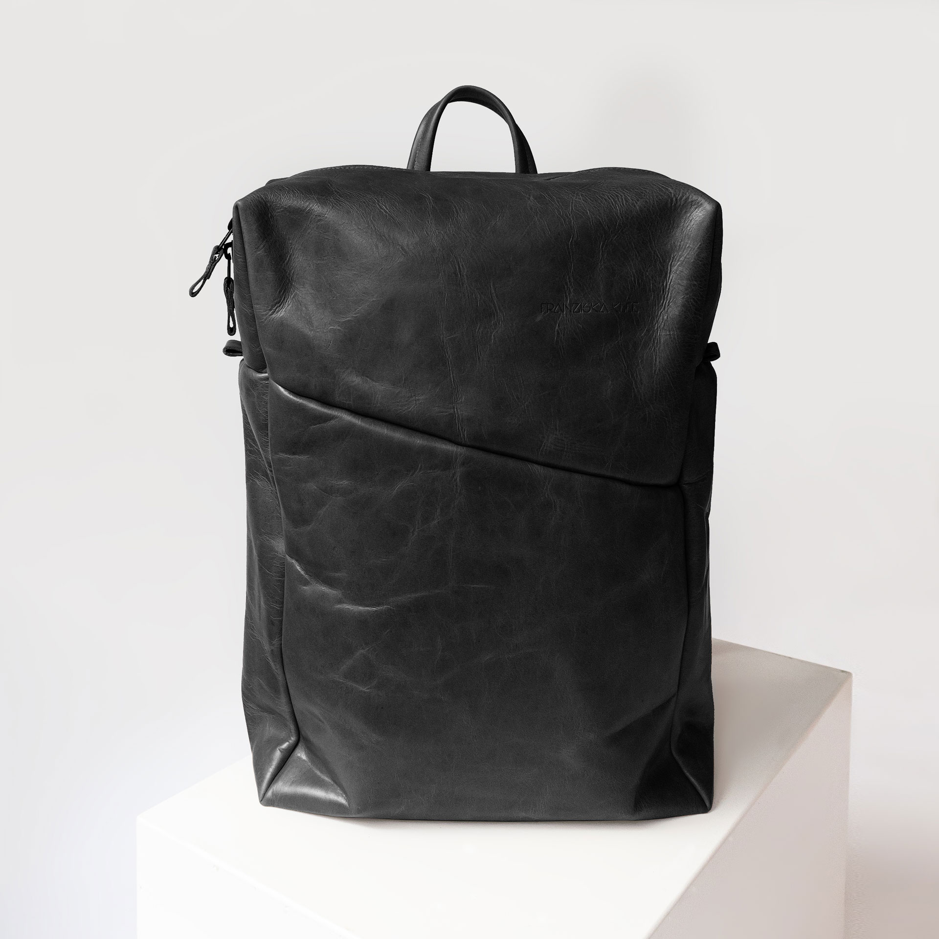 Rucksack NEO Large aus nachhaltigem Naturleder in Schwarz geölt mit extra weiter Öffnung