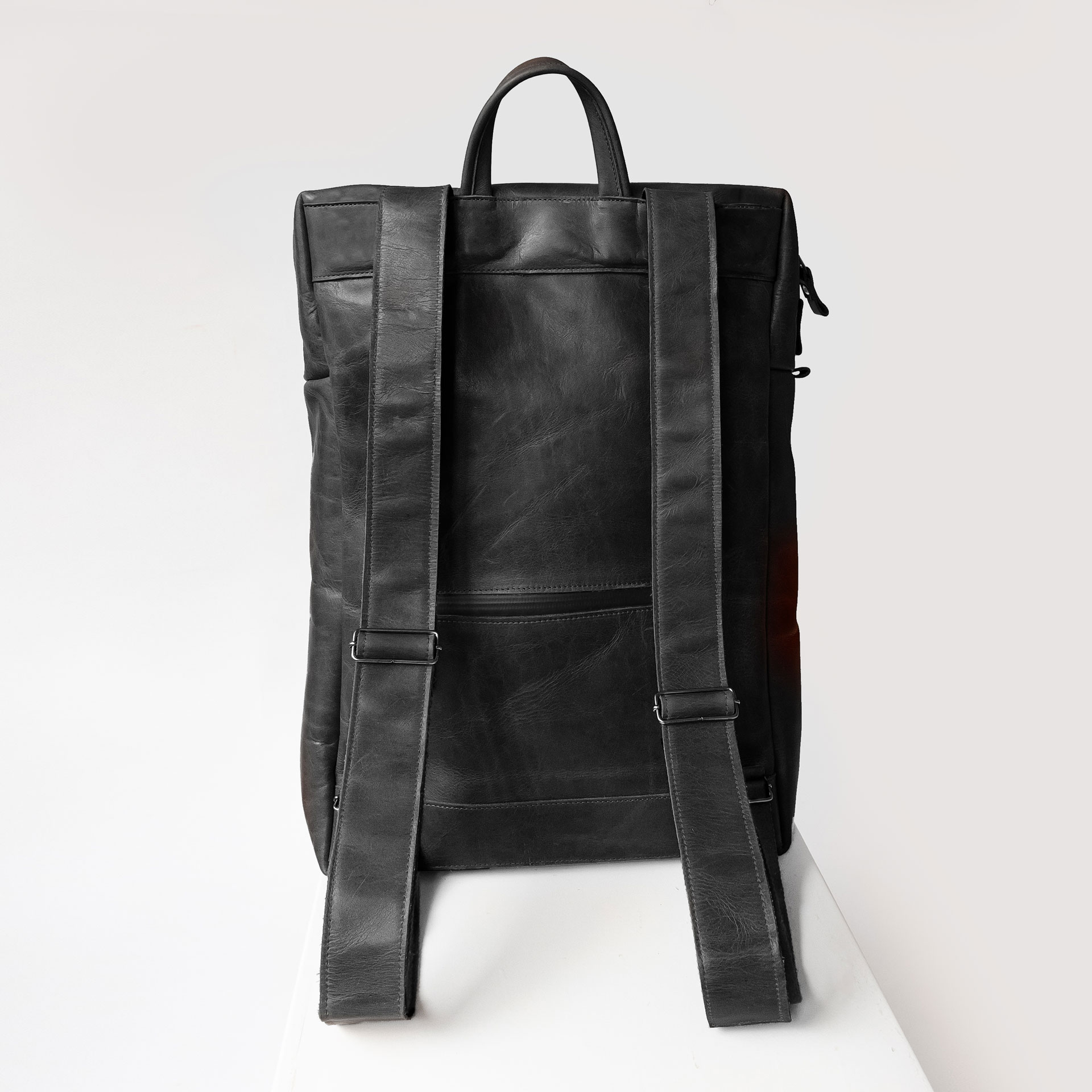 Rückseite des Rucksacks NEO LARGE aus Naturleder in Schwarz geölt mit verstellbaren Trägern und Extrafach