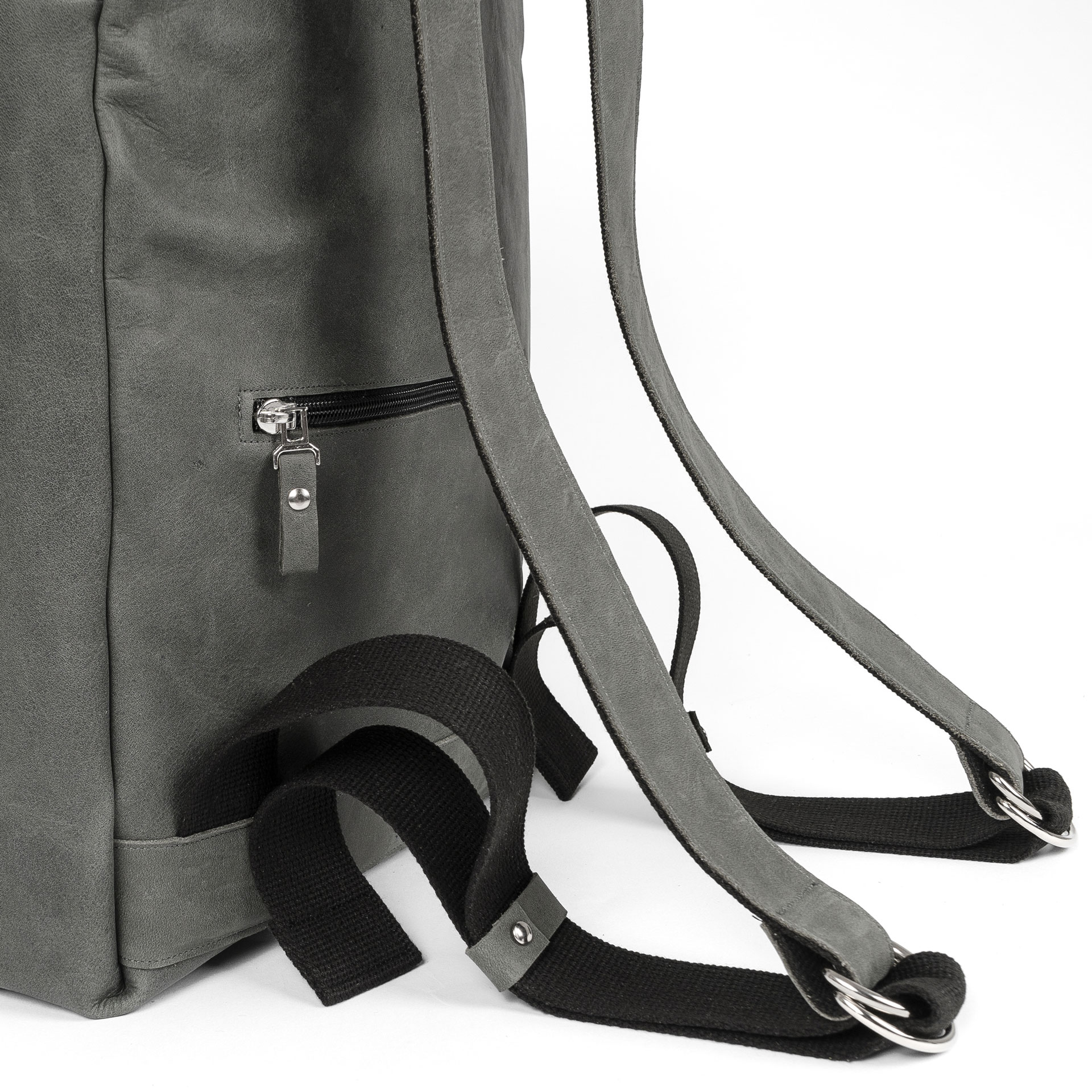 Detailansicht des Extrafachs mit Reißverschluss an Rucksack NEO LARGE in Steingrau