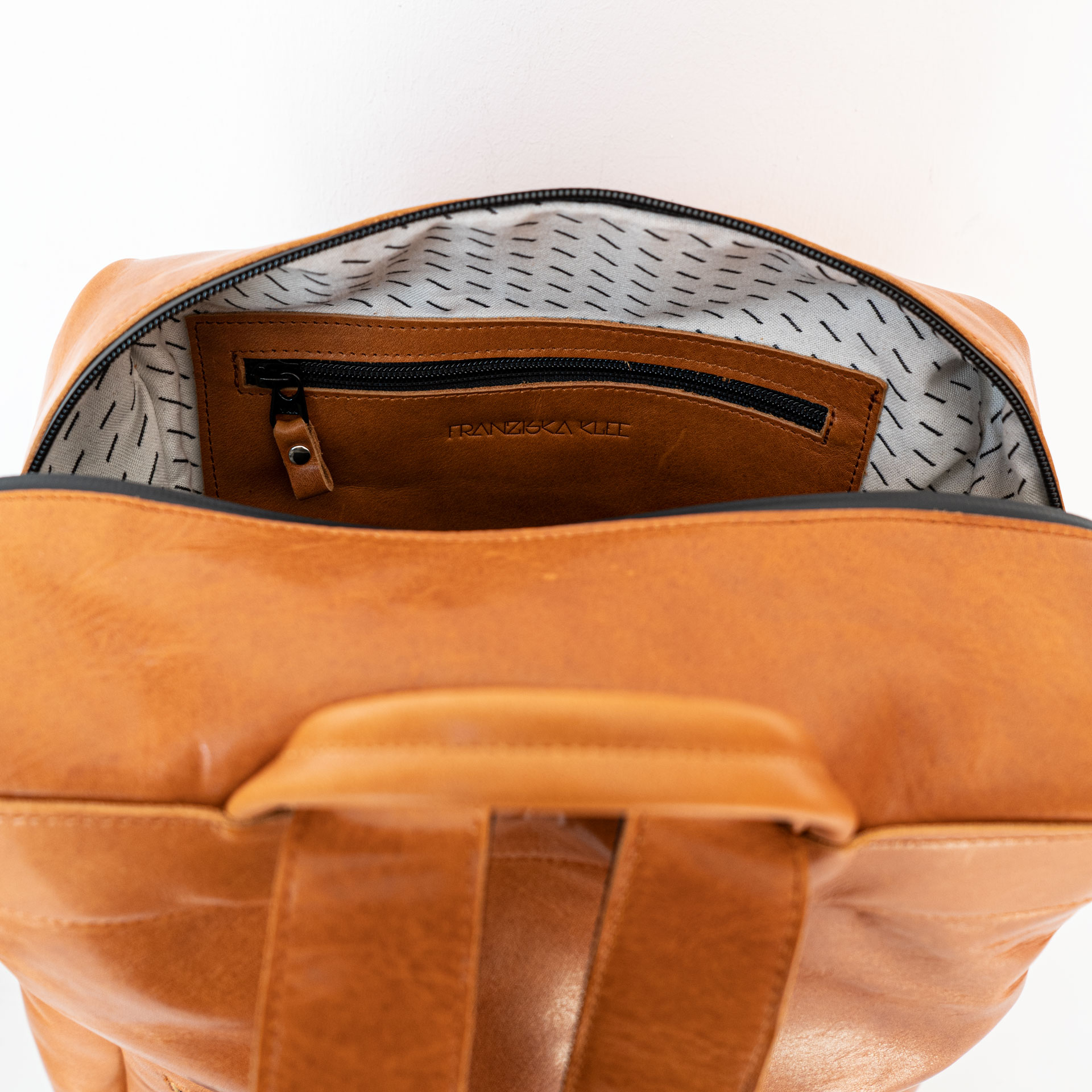 Rucksack-NEO-Large-Naturleder-Daypack-Franziska-Klee-cognac-geoelt-innen