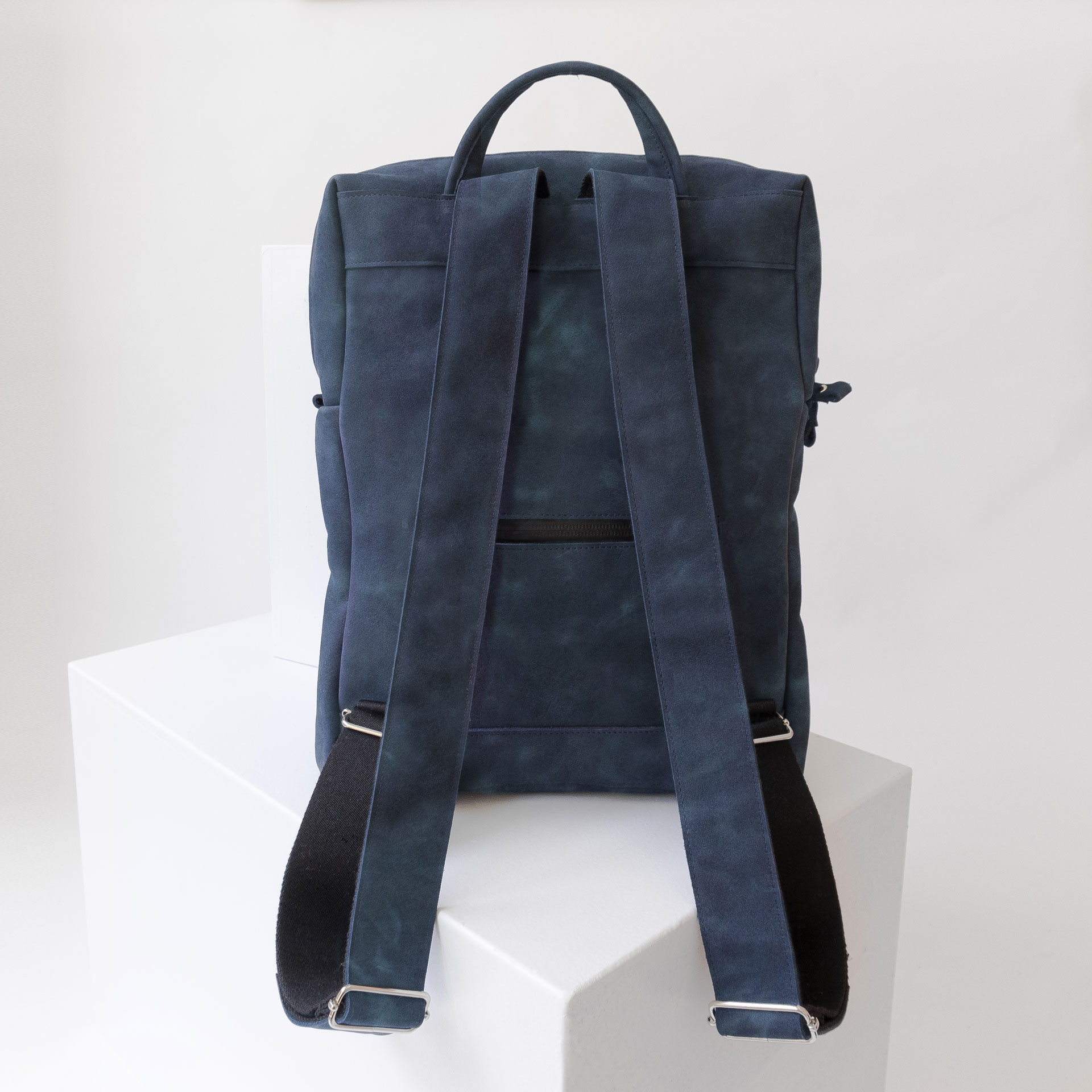 Rückseite des Rucksacks NEO SMALL aus Naturleder in Dunkelblau mit verstellbaren Trägern und Extrafach mit verdecktem Reißverschluss