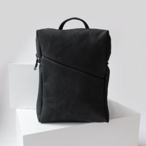 Vorderseite des Rucksacks NEO SMALL aus nachhaltigem Naturleder in Kohle in schlichtem Design