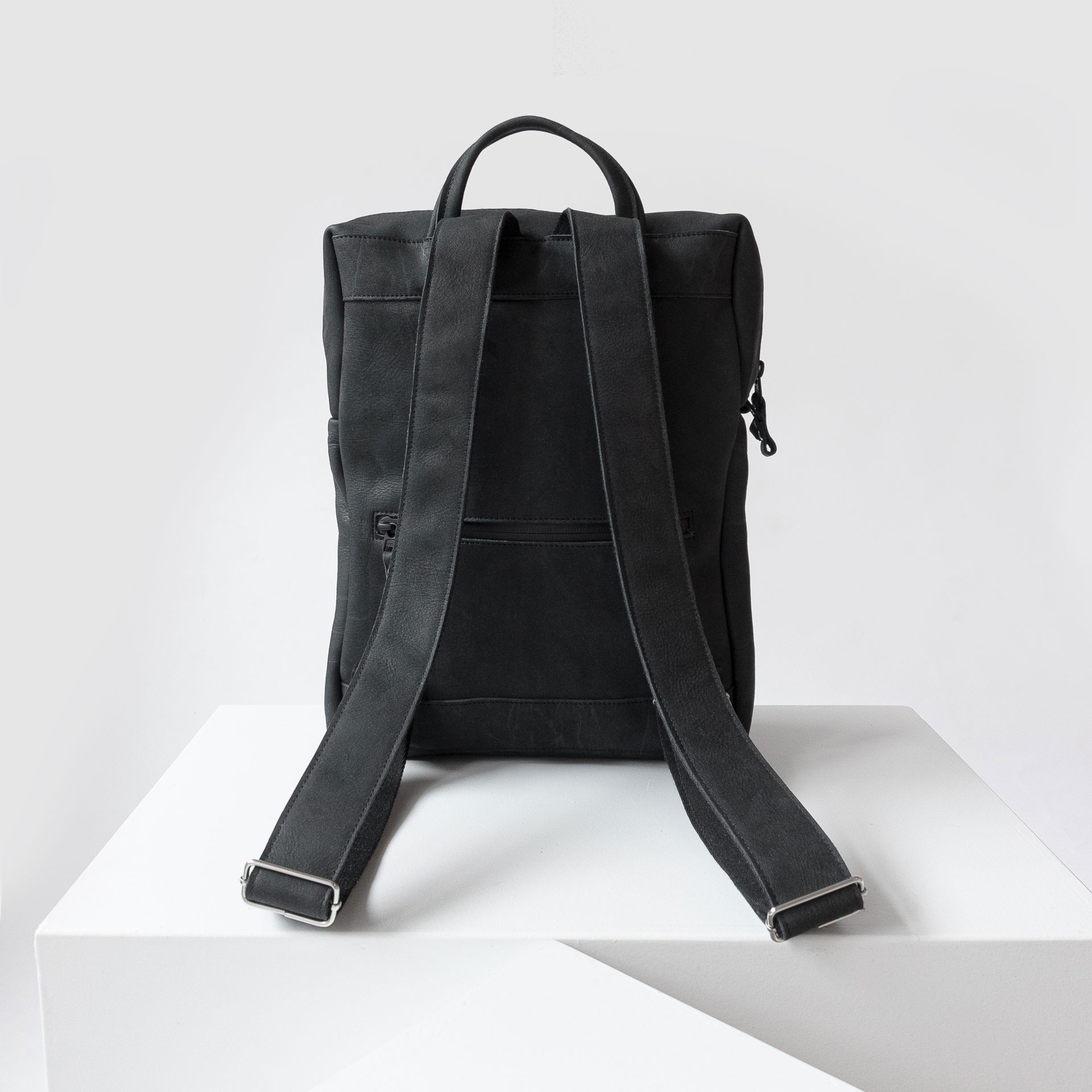 Rucksack-NEO-Small-Daypack-kohle-rueckseite