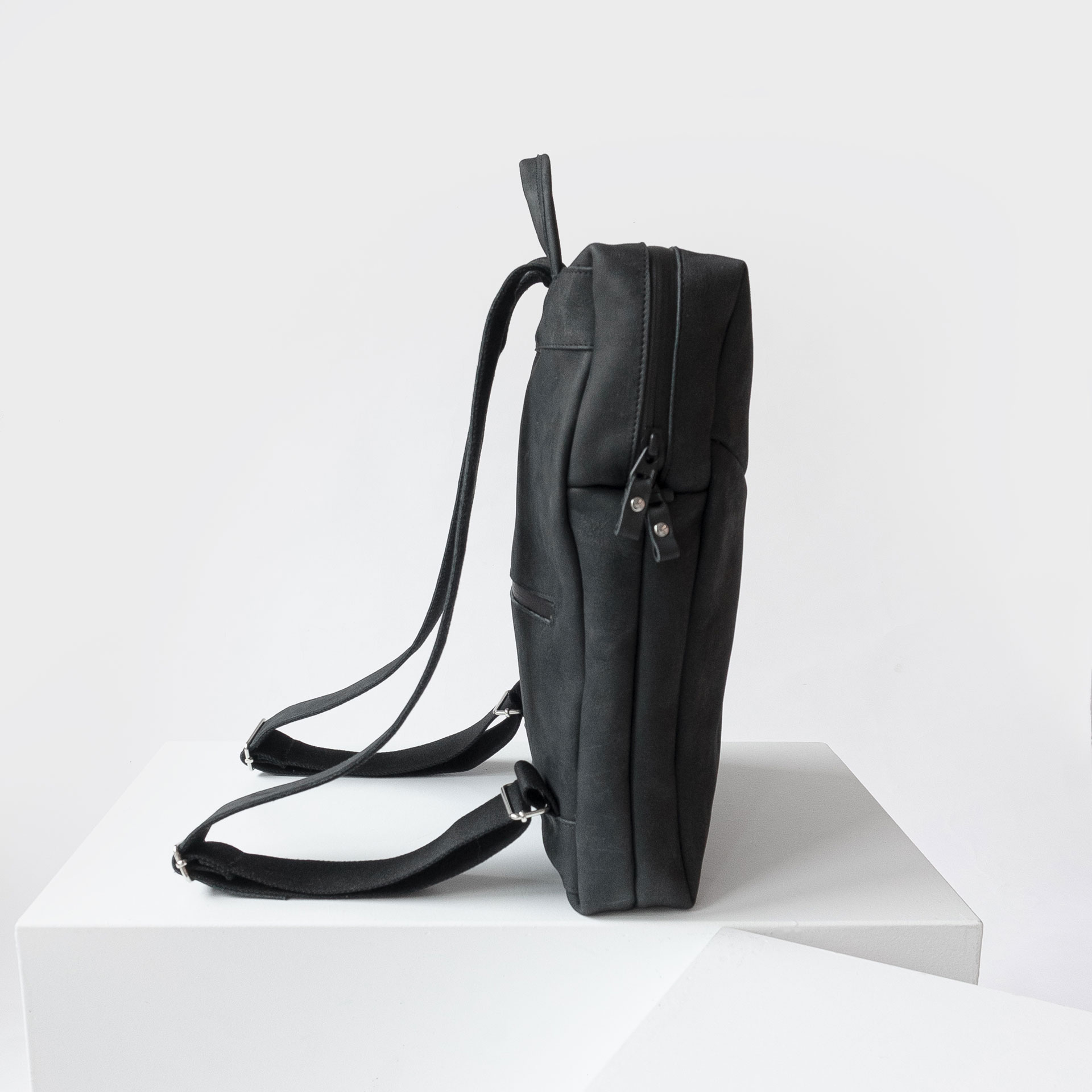 Rucksack-NEO-Small-Daypack-kohle-seitenansicht