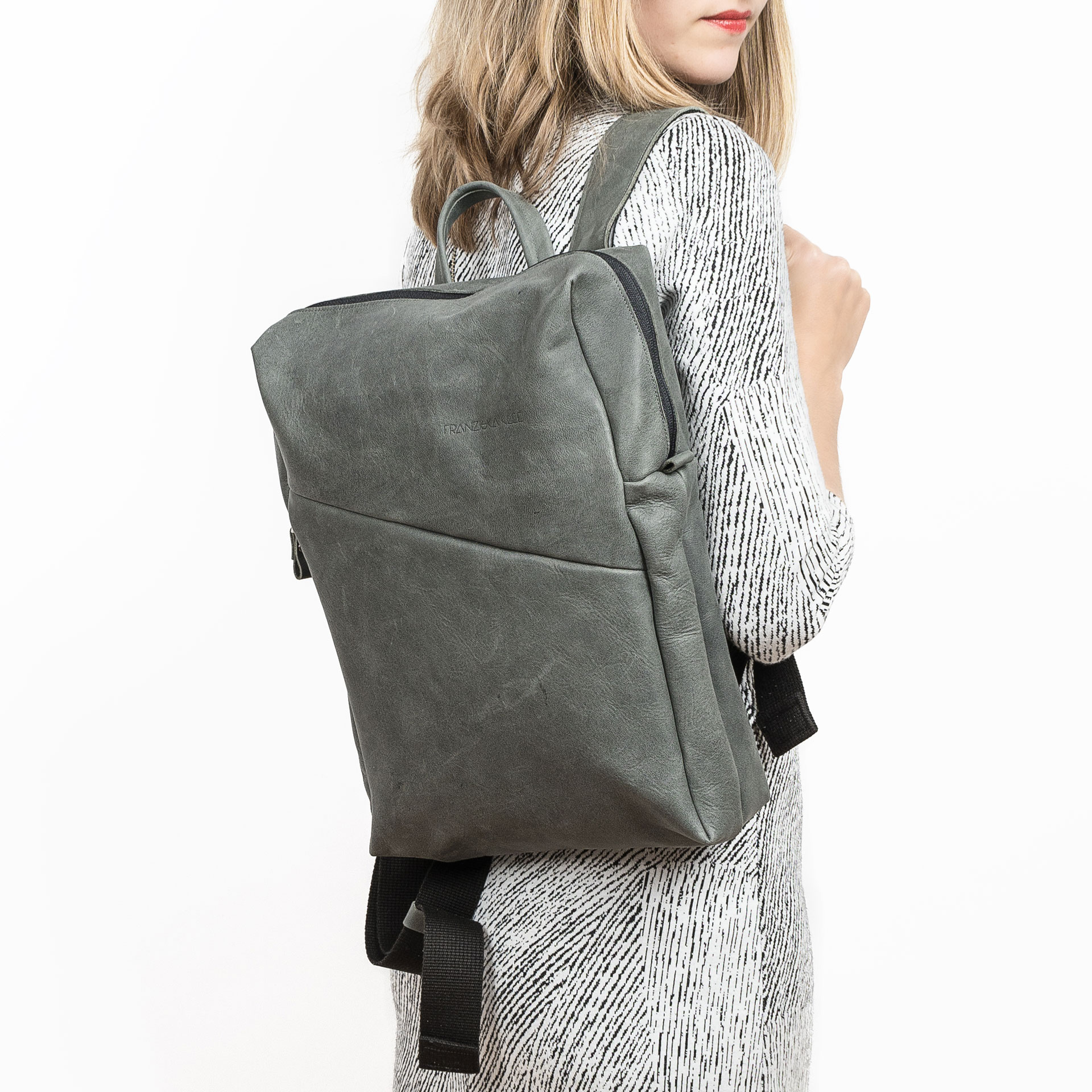 Rucksack-NEO-Small-Daypack-steingrau-model-seite-2