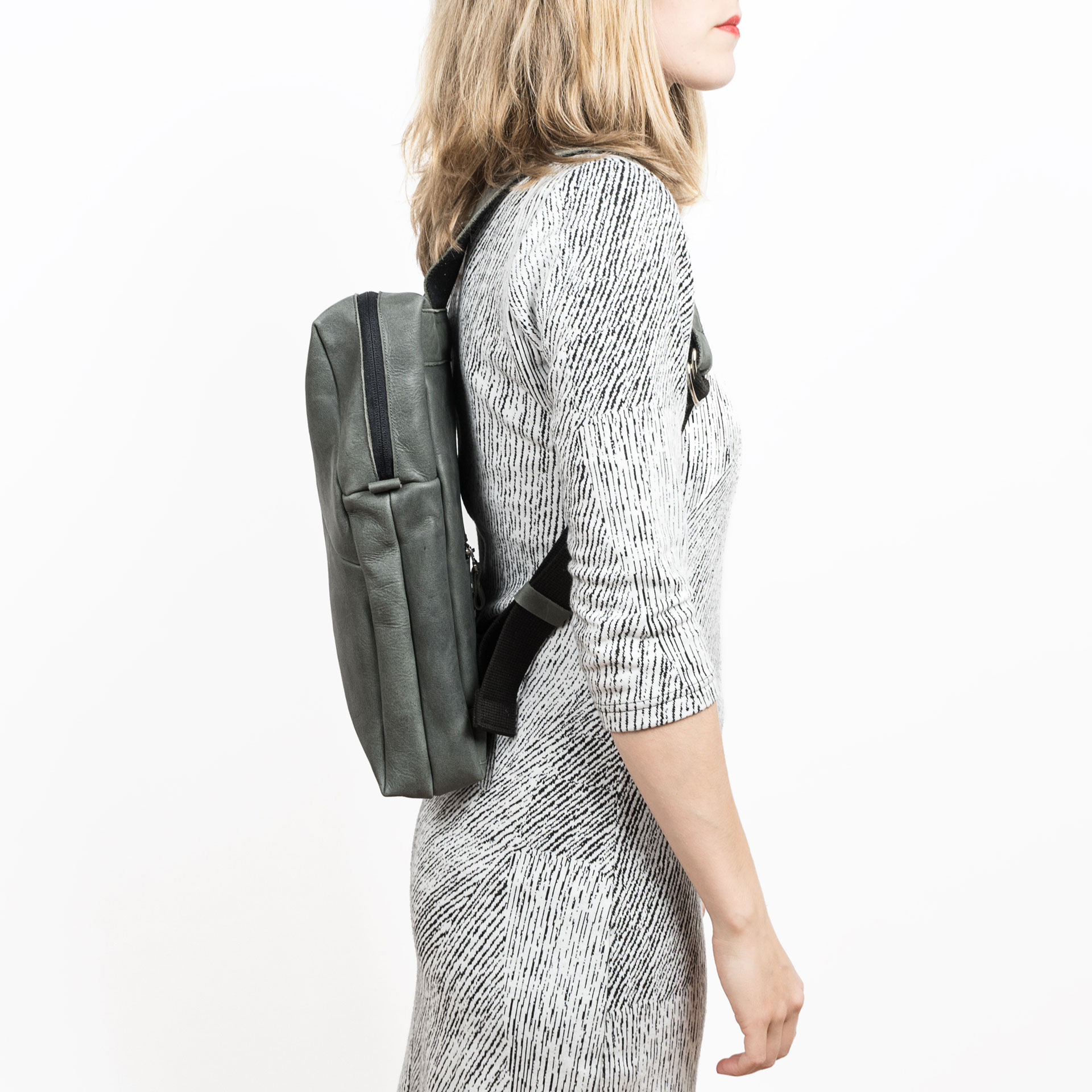 Rucksack-NEO-Small-Daypack-steingrau-model-seite