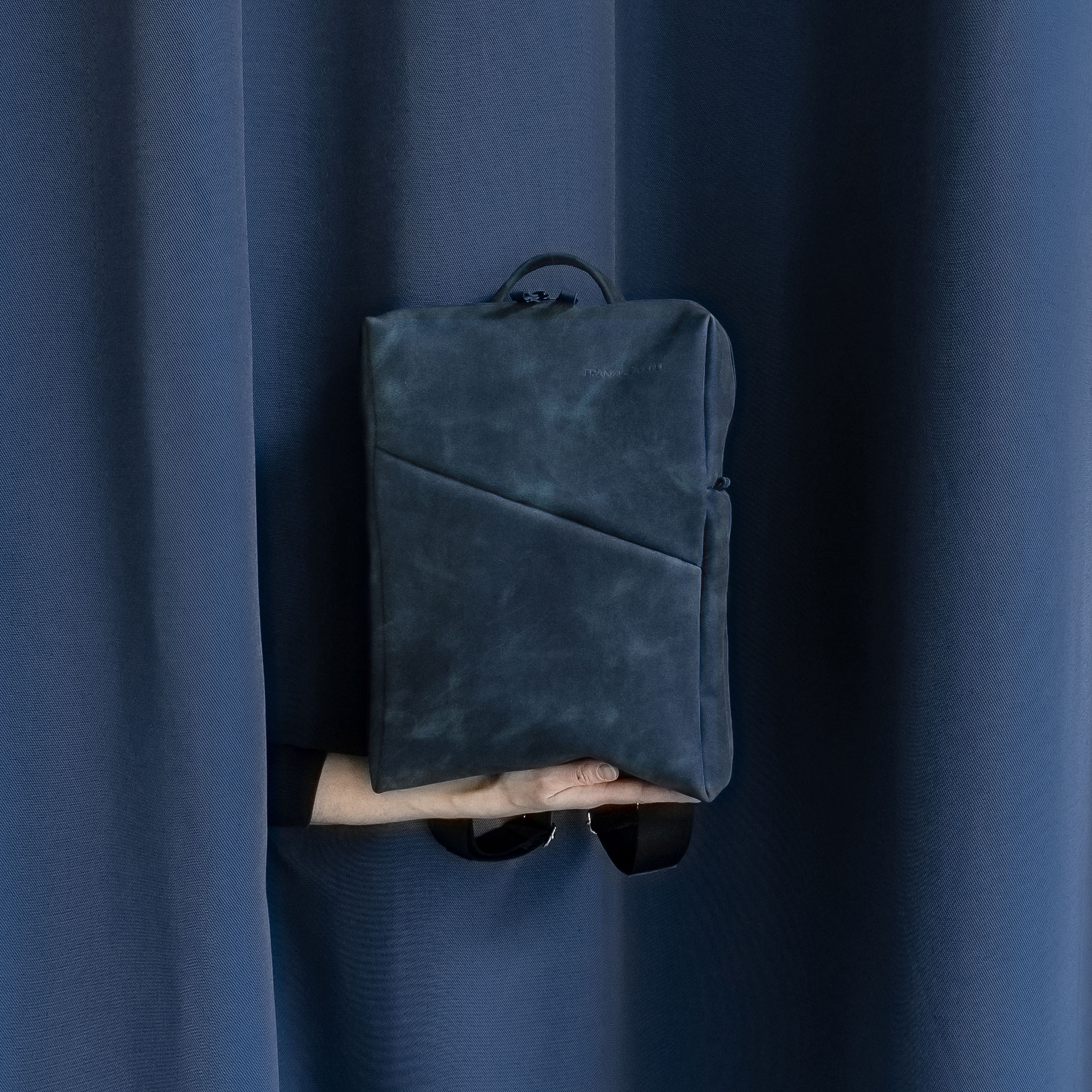 Rucksack Neo Small in Dunkelblau aus nachhaltigem Naturleder