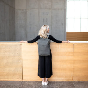 Moder trägt den Rucksack NEO Large in der Farbe Steingrau.