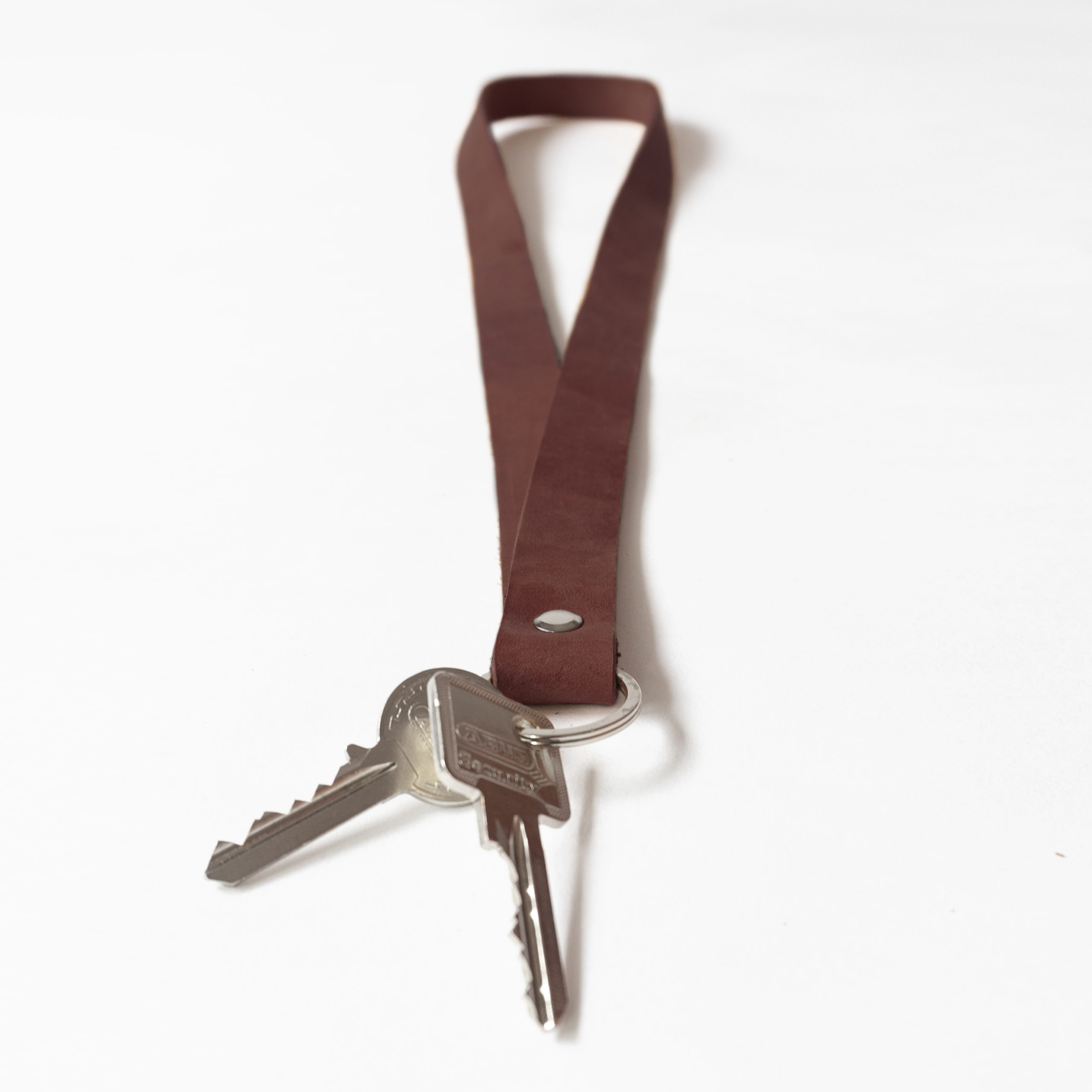 Detailaufnahme Schlüsselband LOC Large in der Farbe Dunkelbraun.
