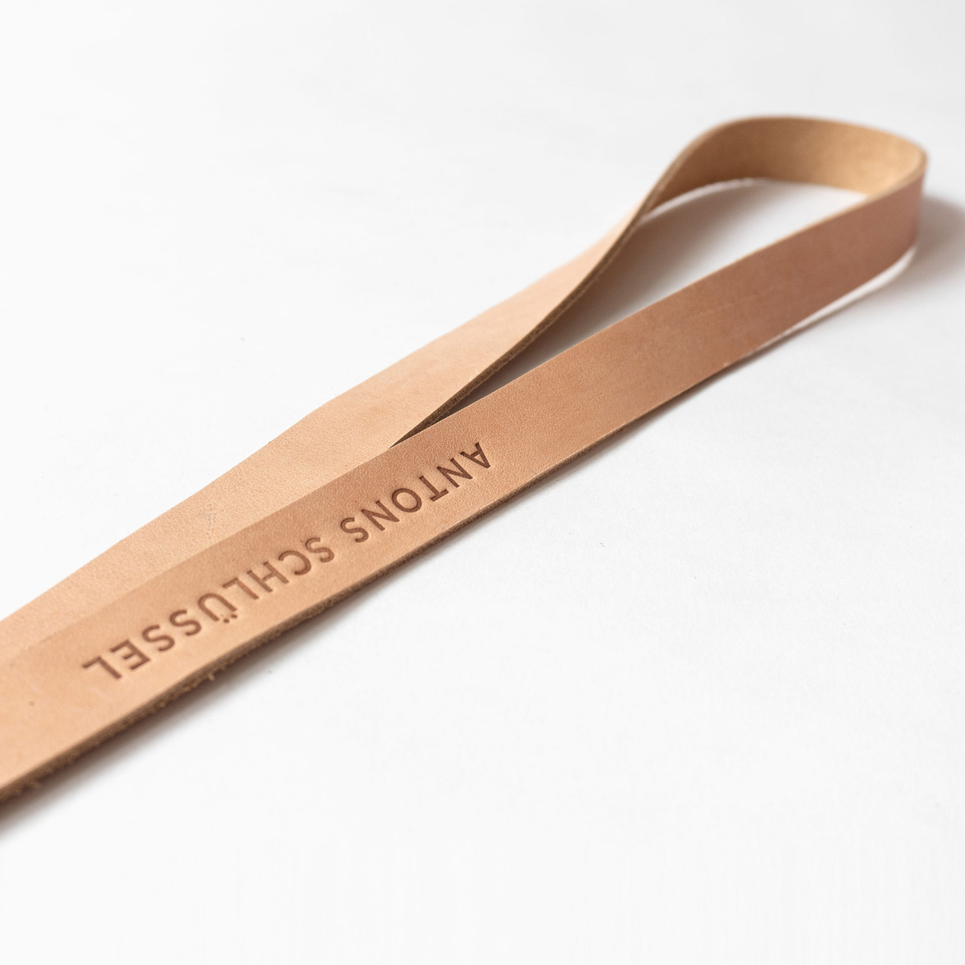 Detailaufnahme Schlüsselband LOC Large mit Prägung in Natur.