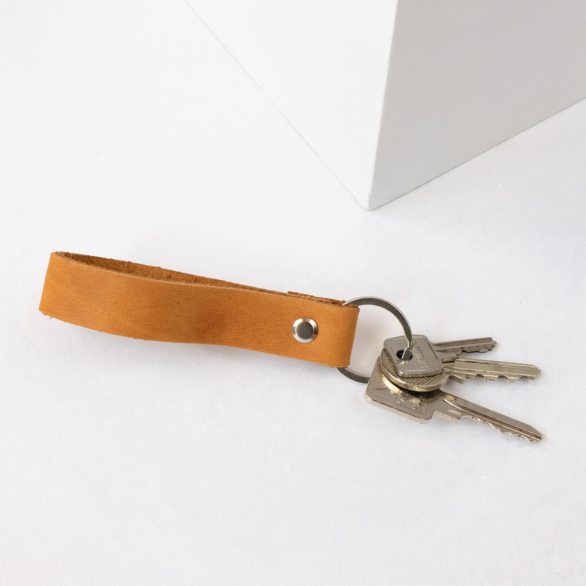 Schlüsselband LOC in der Farbe Cognac.