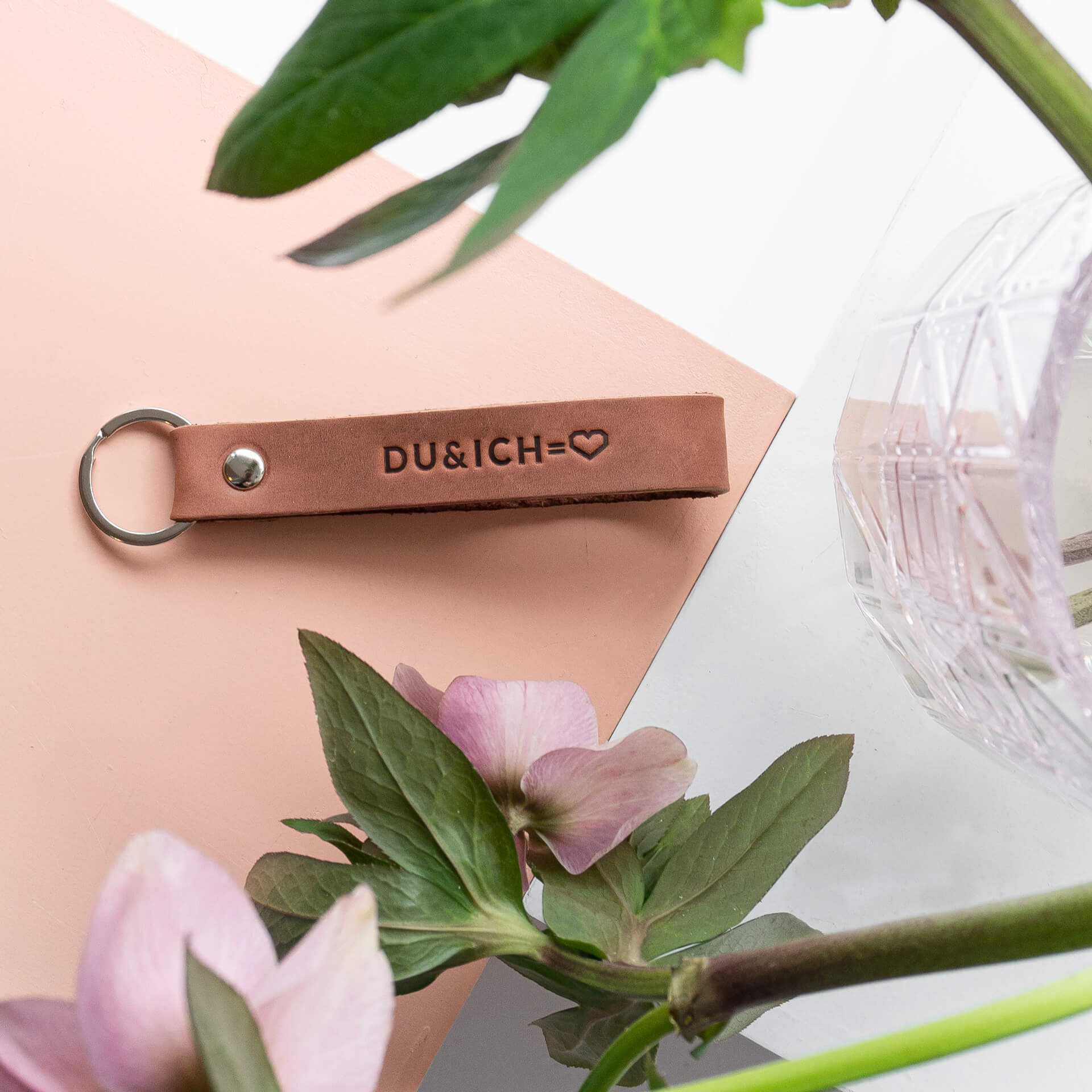 Schlüsselbänder LOC Small in der Farbe Dunkelbraun mit Prägung.