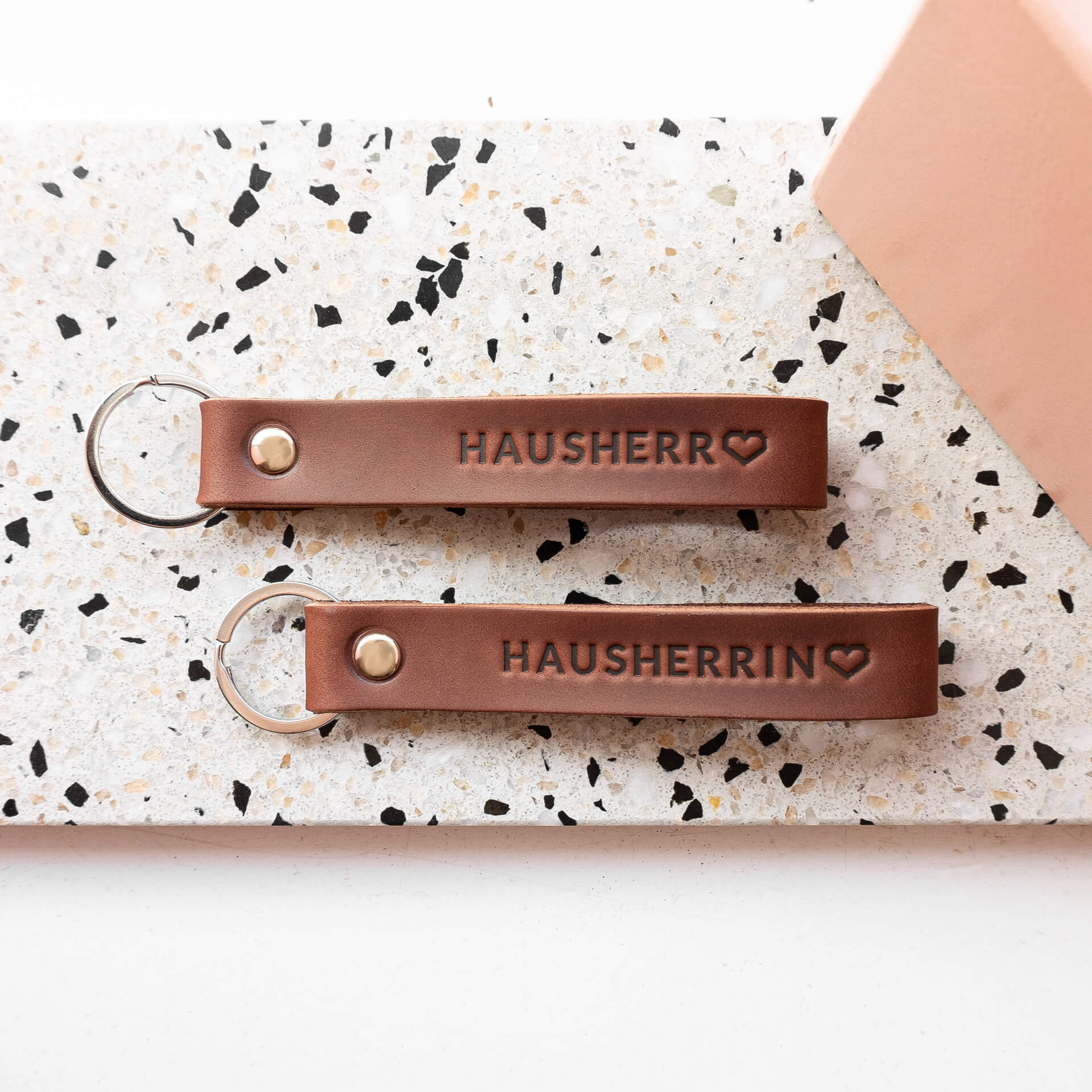 Schlüsselbänder LOC in der Farbe Dunkelbraun mit Prägung.