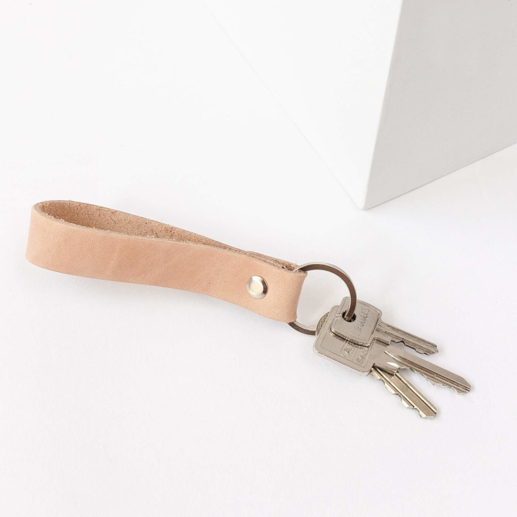 Schlüsselband in der Farbe Hellbraun.