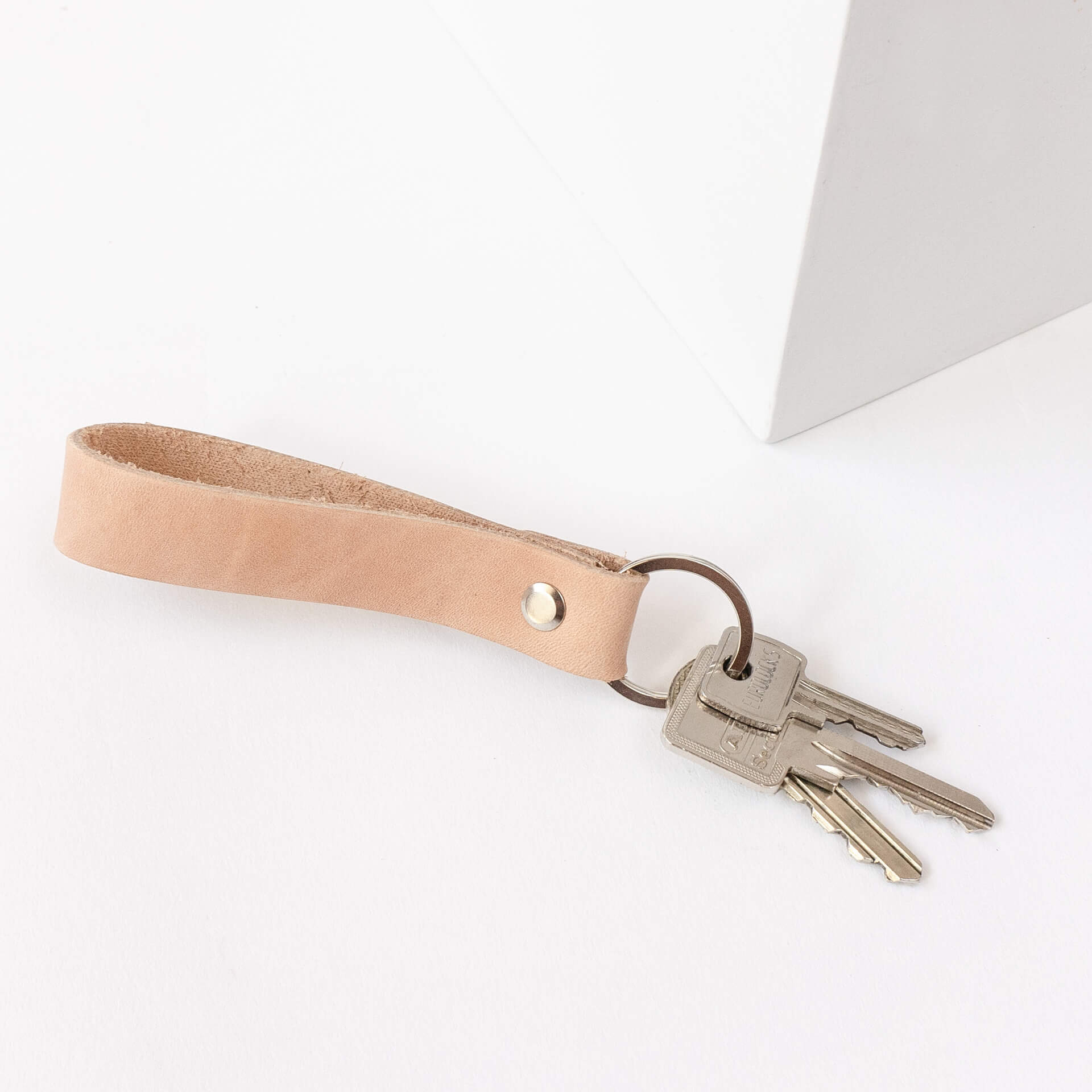 Schlüsselband in der Farbe Hellbraun.