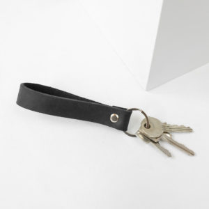 Schlüsselband LOC in der Farbe Kohle.