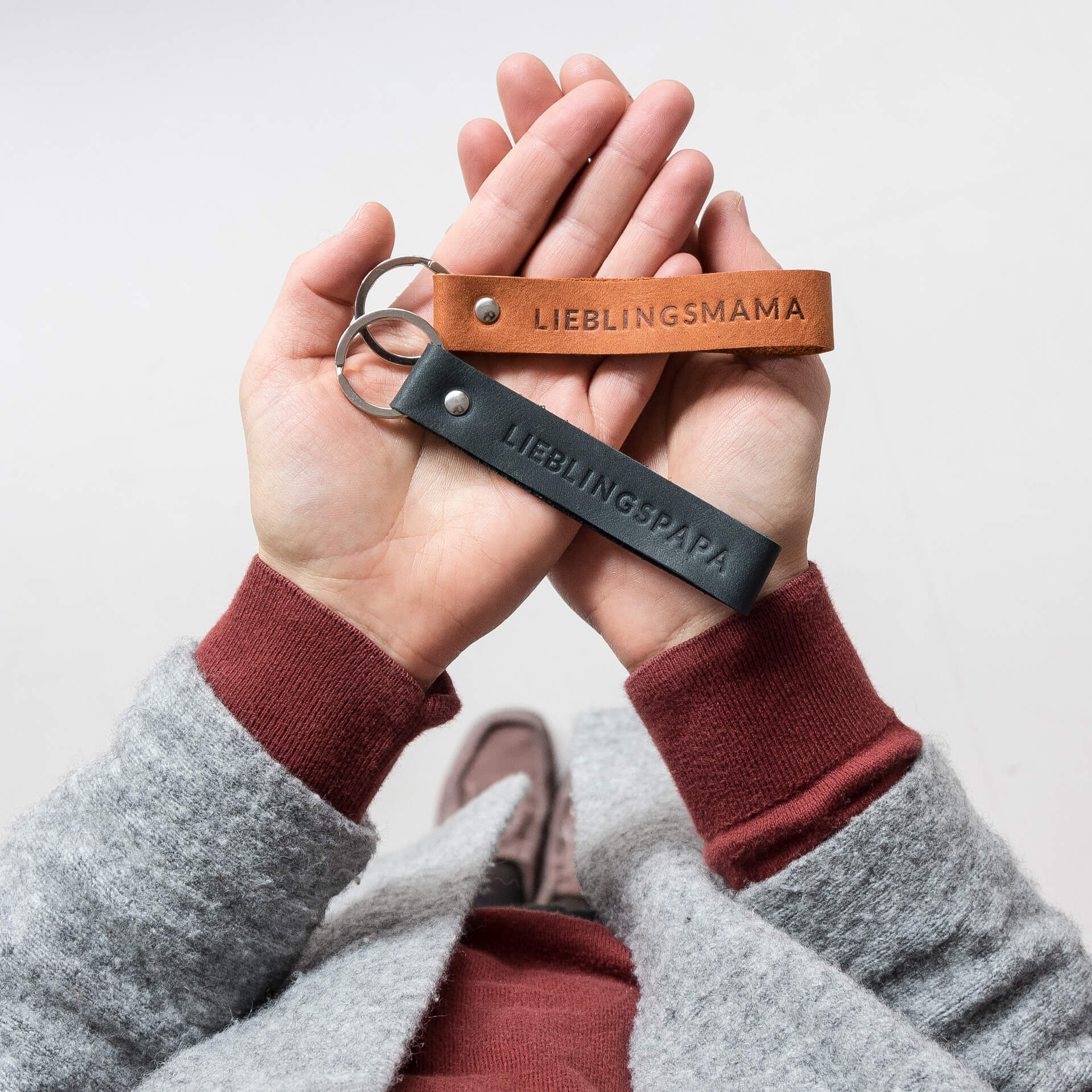 Schlüsselbänder LOC in den Farben Dunkelbraun und Kohle mit den Prägungen 