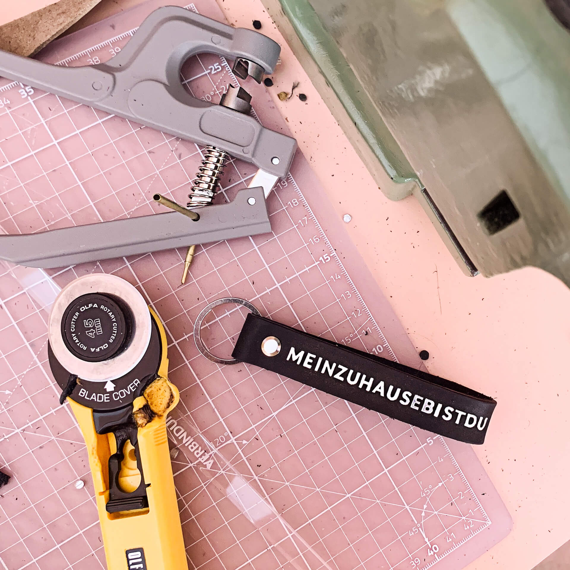 Wir fertigen unsere Schlüsselbänder mit deinem Wunschtext an. Schlüsselband LOC in der Farbe Kohle mit der Prägung 