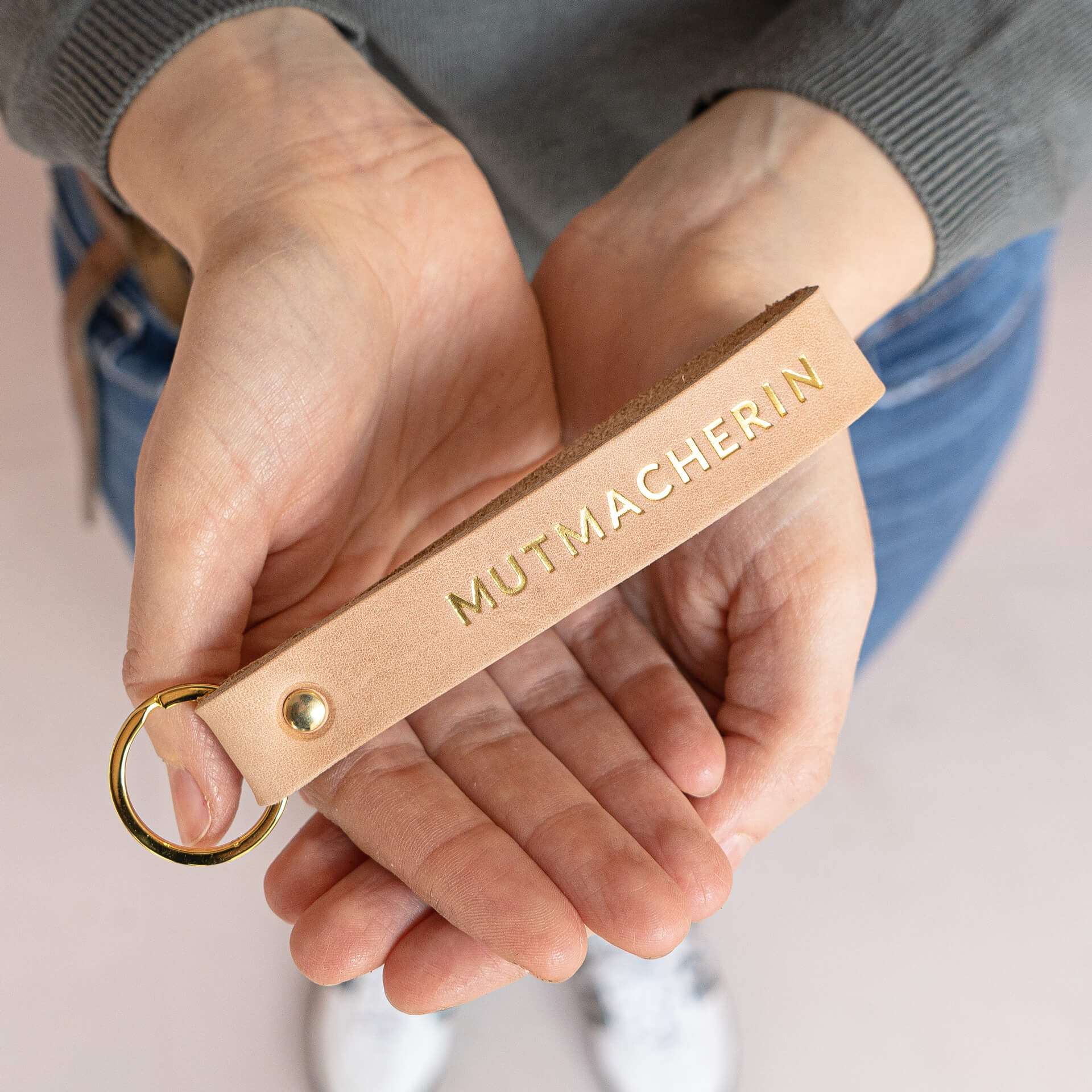 Schlüsselband LOC in der Farbe Hellbraun mit der Prägung 