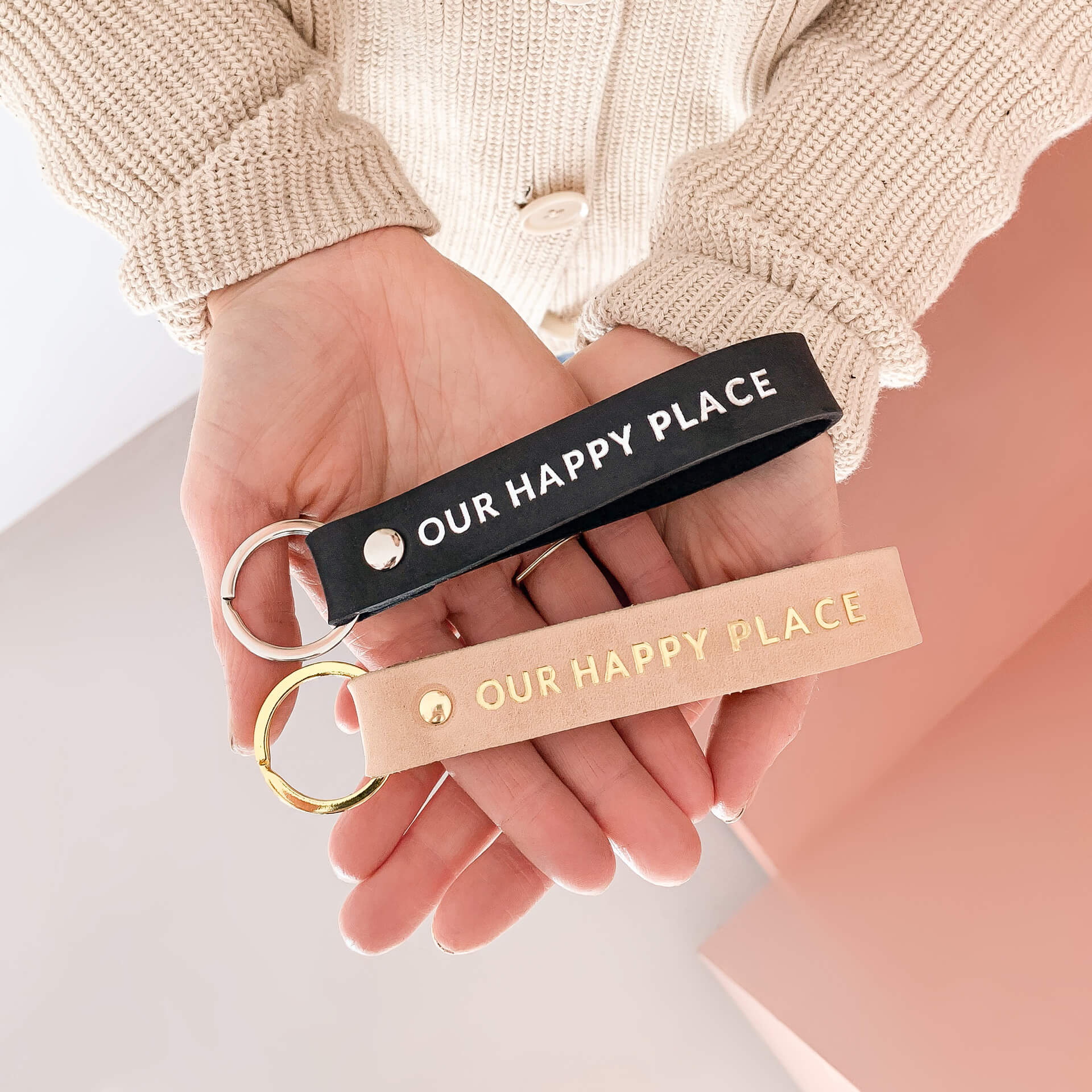 2 Schlüsselbänder LOC in der Farbe Kohle und Hellbraun mit der Prägung 