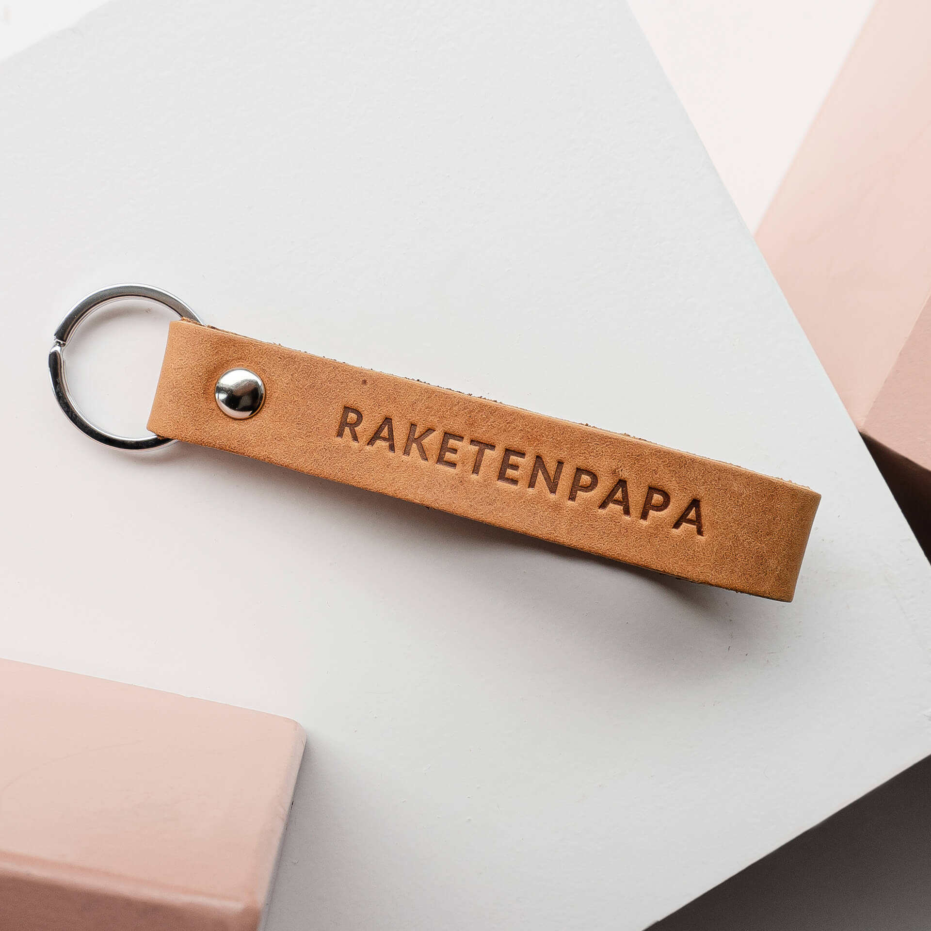 Schlüsselband LOC in der Farbe Cognac mit der Prägung 