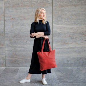 Model trägt Shopper FIA in der Farbe Rot.