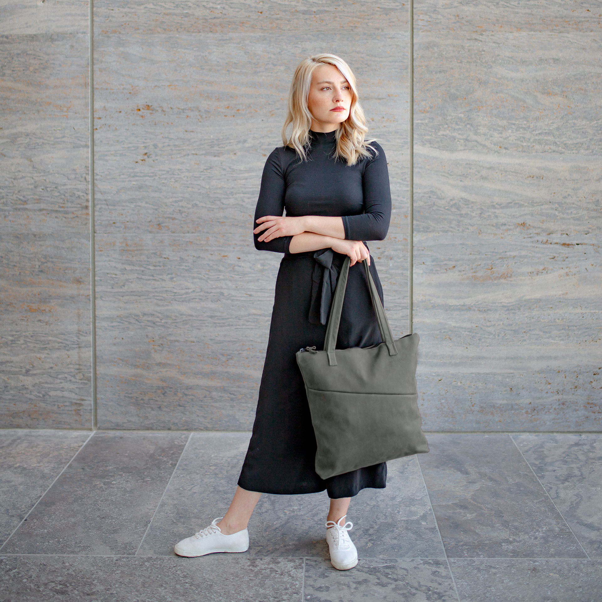 Model trägt Shopper FIA in der Farbe Steingrau.