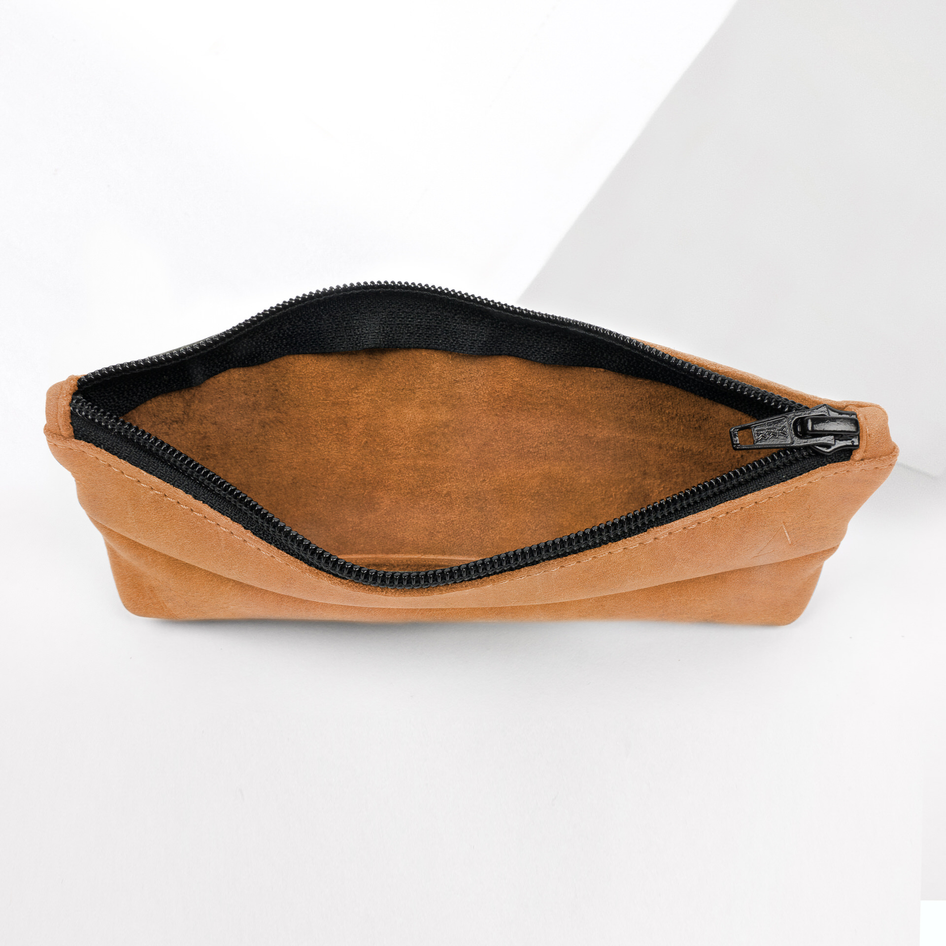 Stifteetui PEN aus nachhaltigem Naturleder in Cognac geölt von oben mit geöffnetem Reißverschluss