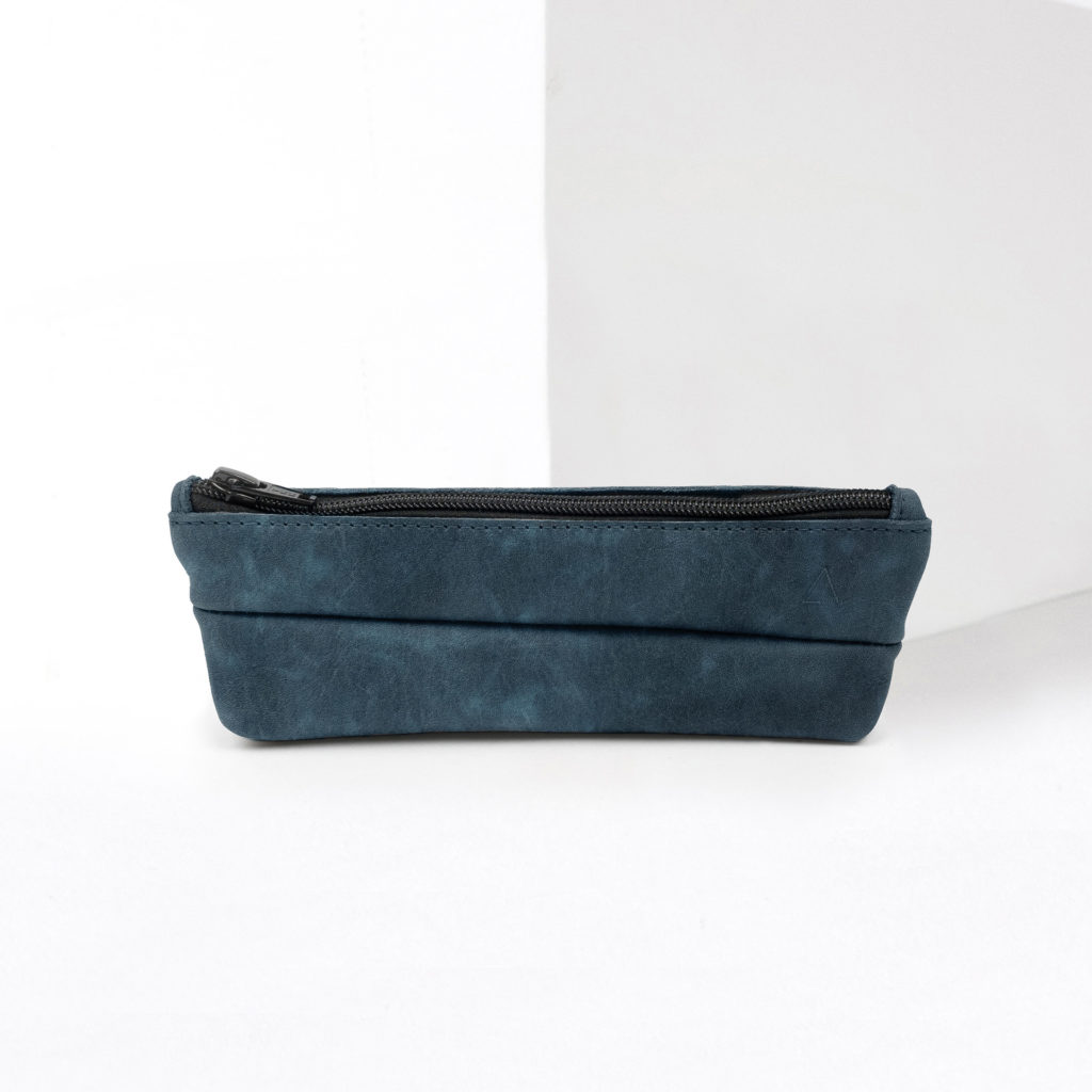 Vorderseite des Stifteetuis PEN aus nachhaltigem Naturleder in Dunkelblau mit Logoprägung