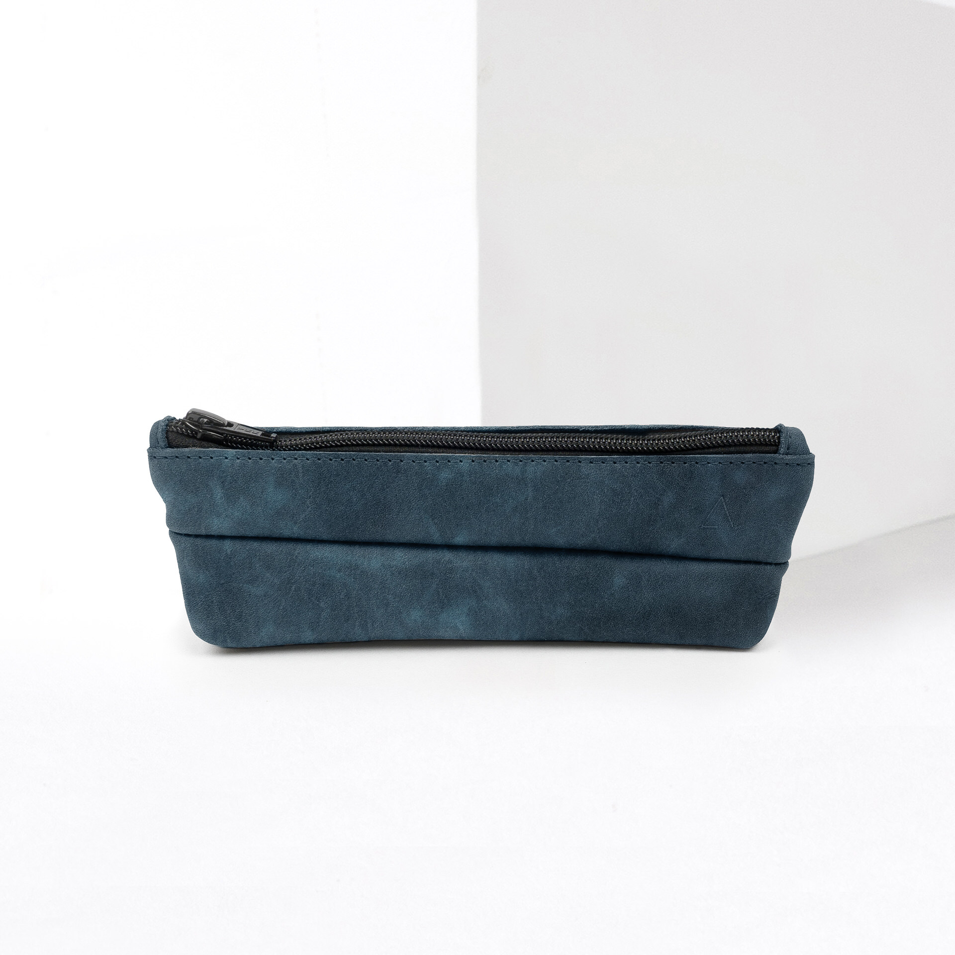 Vorderseite des Stifteetuis PEN aus nachhaltigem Naturleder in Dunkelblau mit Logoprägung