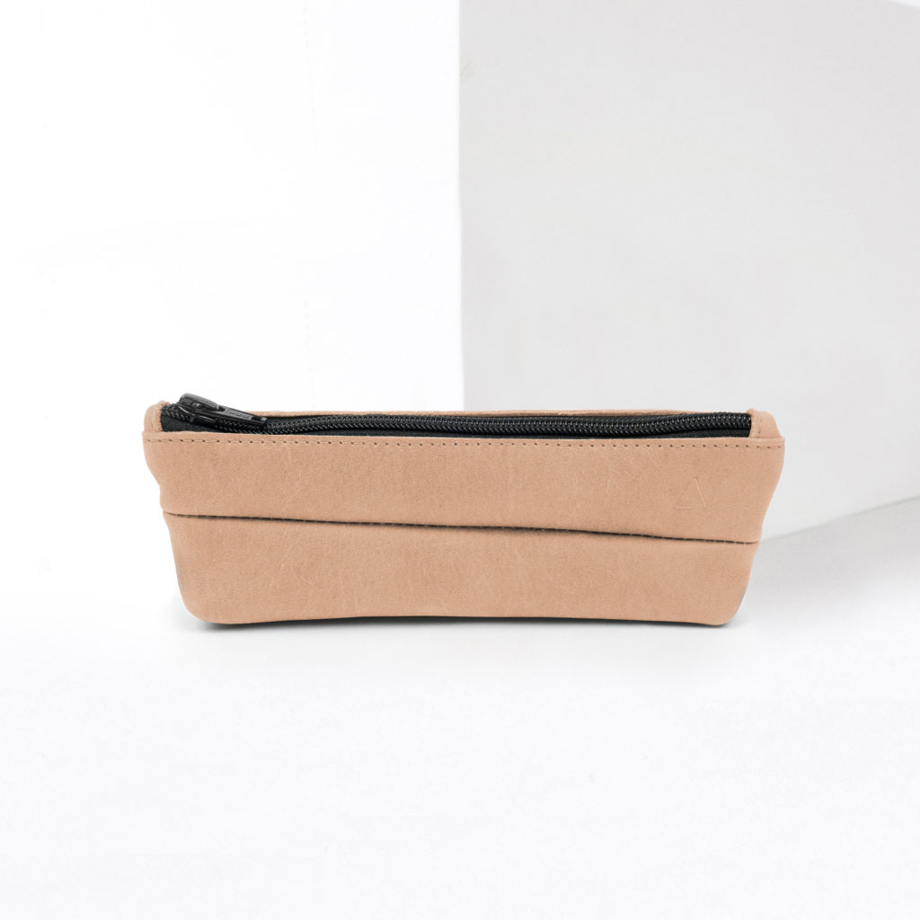 Federmappe PEN aus nachhaltigem Naturleder in Hellbraun von vorn mit Logoprägung