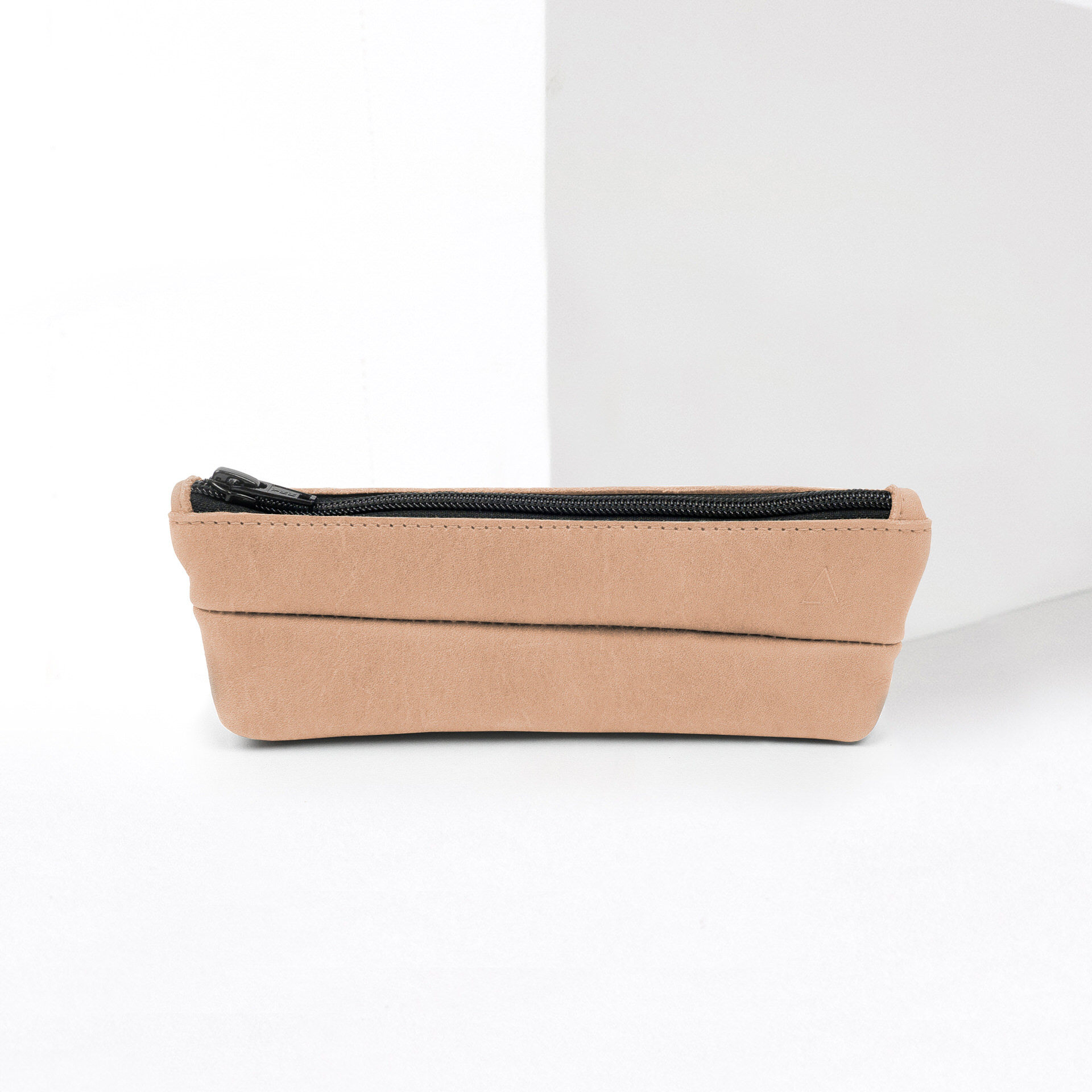 Federmappe PEN aus nachhaltigem Naturleder in Hellbraun von vorn mit Logoprägung