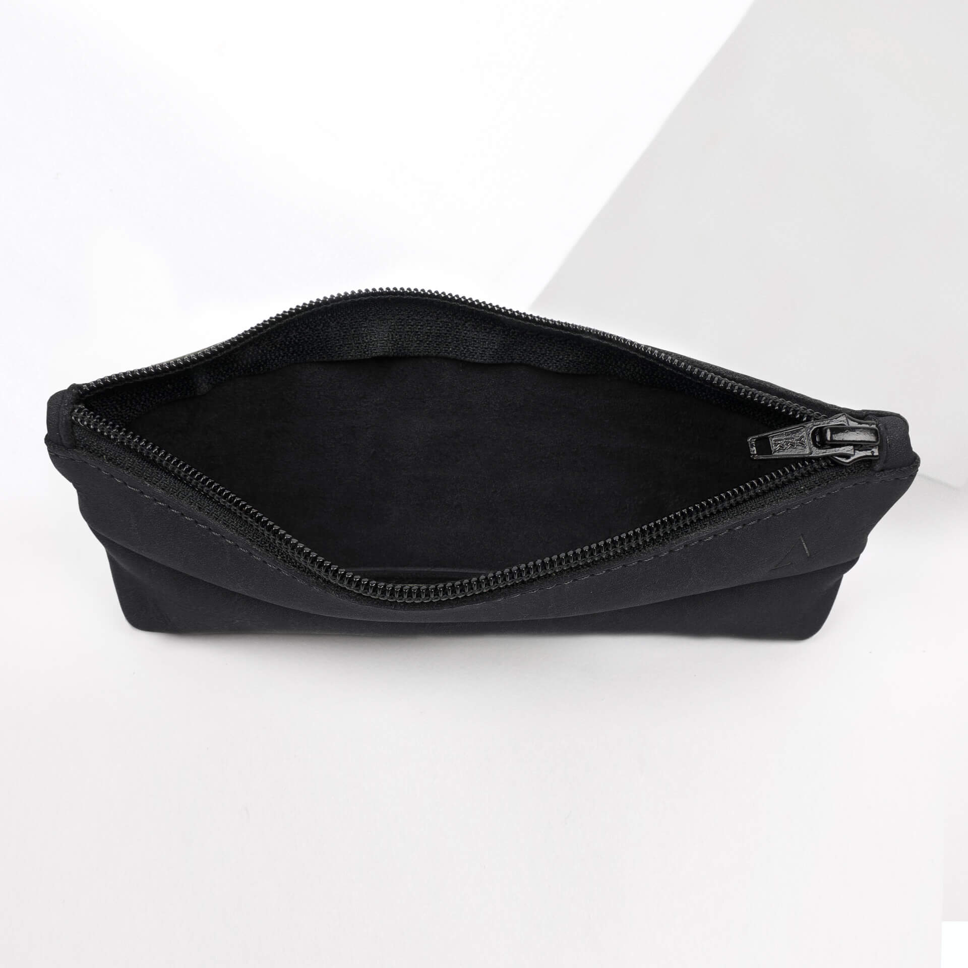 Stifteetui PEN aus nachhaltigem Naturleder in Kohle von oben mit geöffnetem Reißverschluss