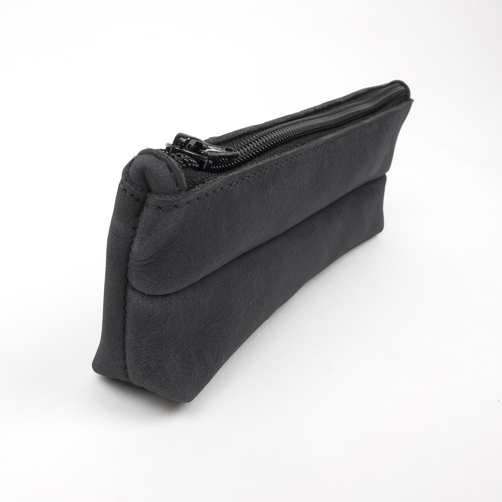 Stifteetui PEN aus nachhaltigem Naturleder in Kohle seitlich fotografiert