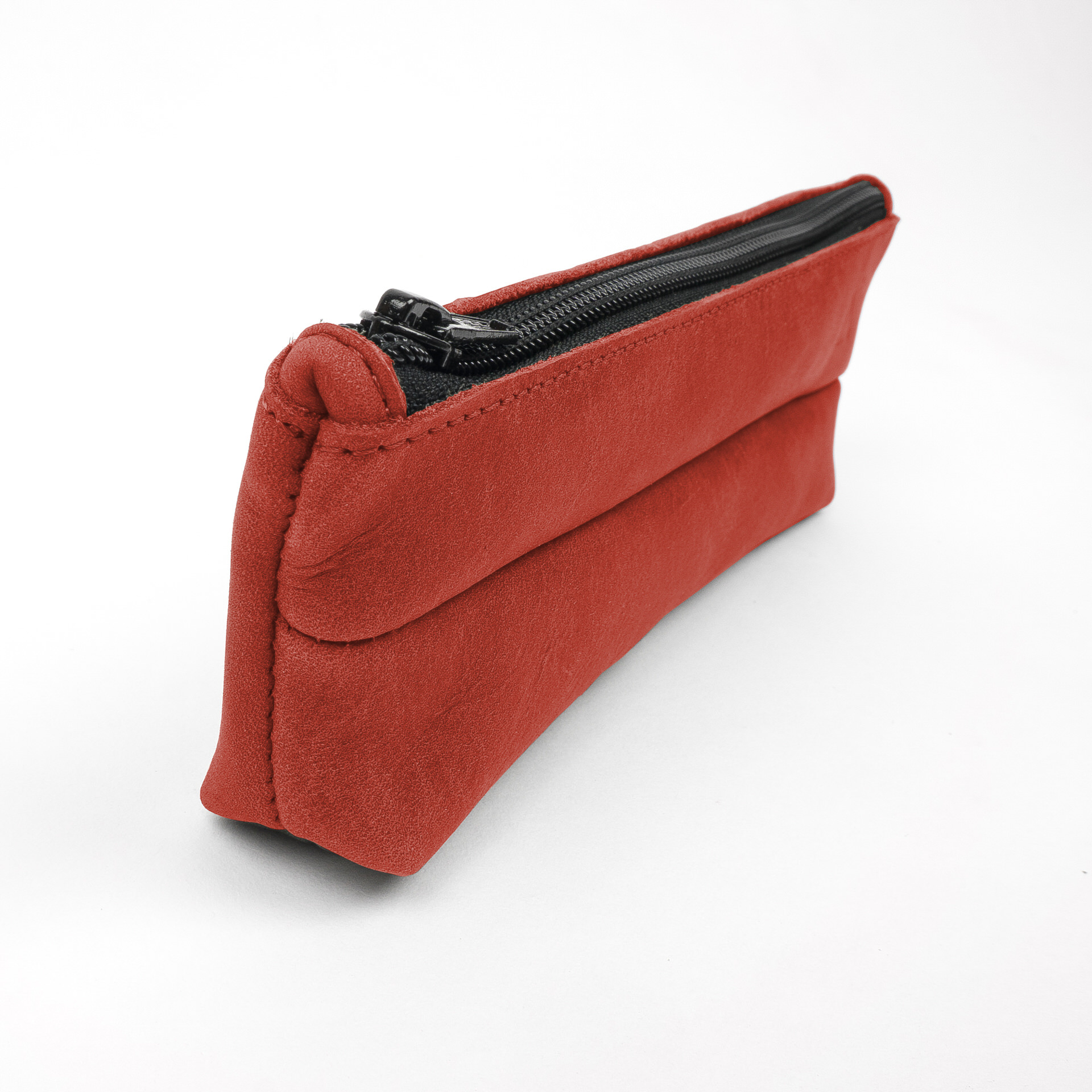 Stifteetui PEN aus nachhaltigem Naturleder in Rot seitlich fotografiert