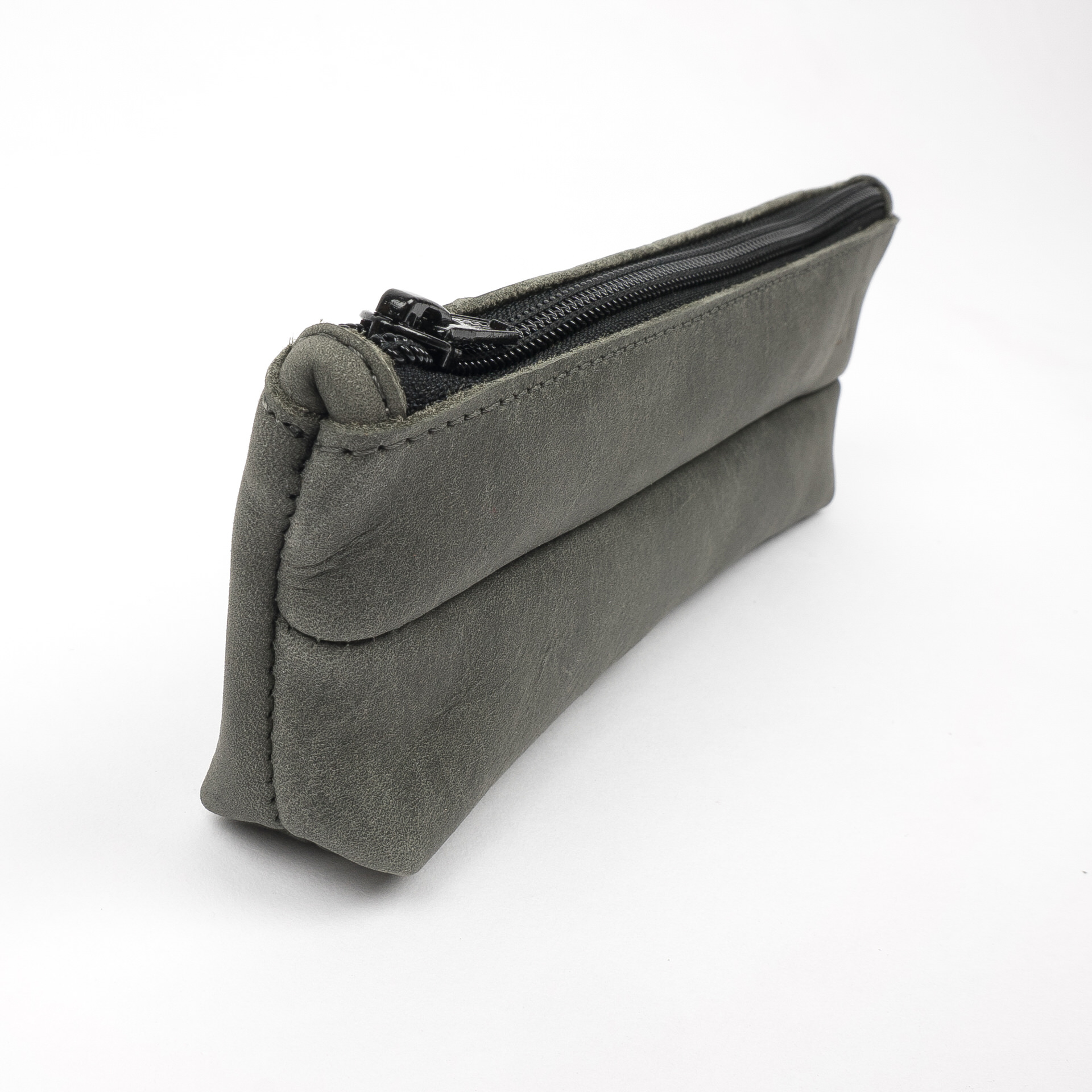 Stifteetui PEN aus nachhaltigem Naturleder in Steingrau seitlich fotografiert