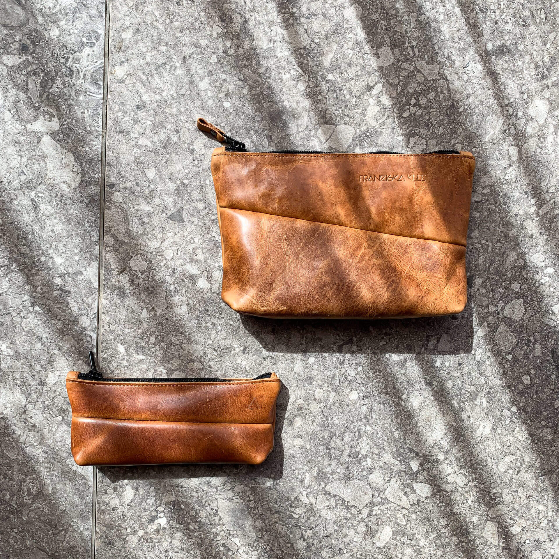 Größenvergleich des Stifteetuis PEN und der Pouch Fra jeweils in Cognac geölt