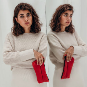 Model hält Stifteetui PEN Large aus nachhaltigem Naturleder in Rot