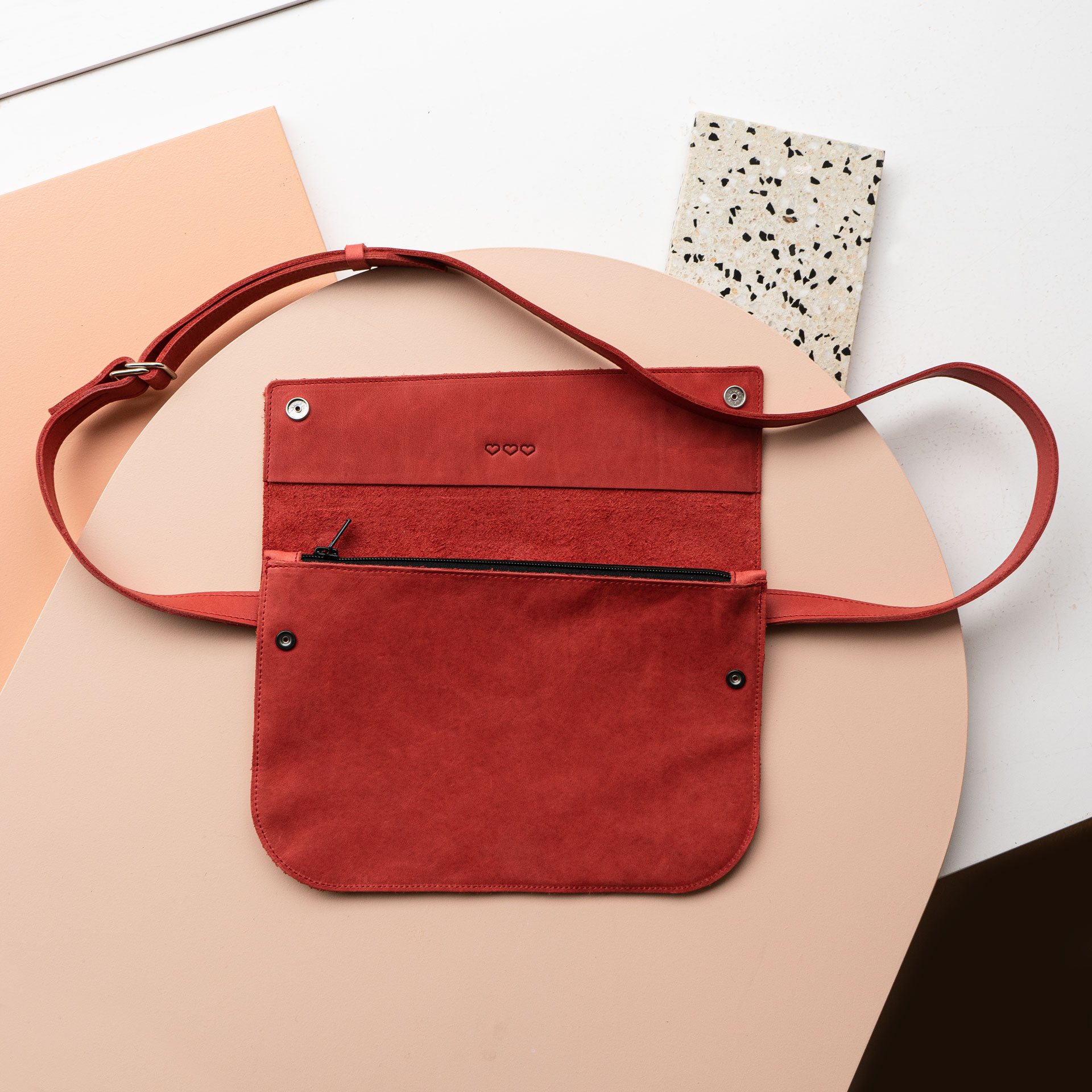 Crossbodybag TEA LARGE aus Naturleder in Rot aufgeklappt mit individueller Prägung