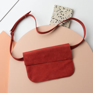 Crossbodybag TEA LARGE aus nachhaltigem Naturleder in Rot mit dezenter Logoprägung und Träger in Wunschlänge