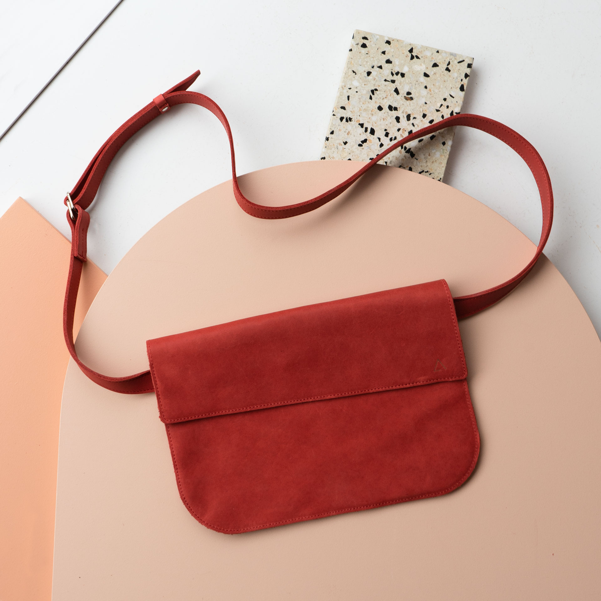 Crossbodybag TEA LARGE aus nachhaltigem Naturleder in Rot mit dezenter Logoprägung und Träger in Wunschlänge