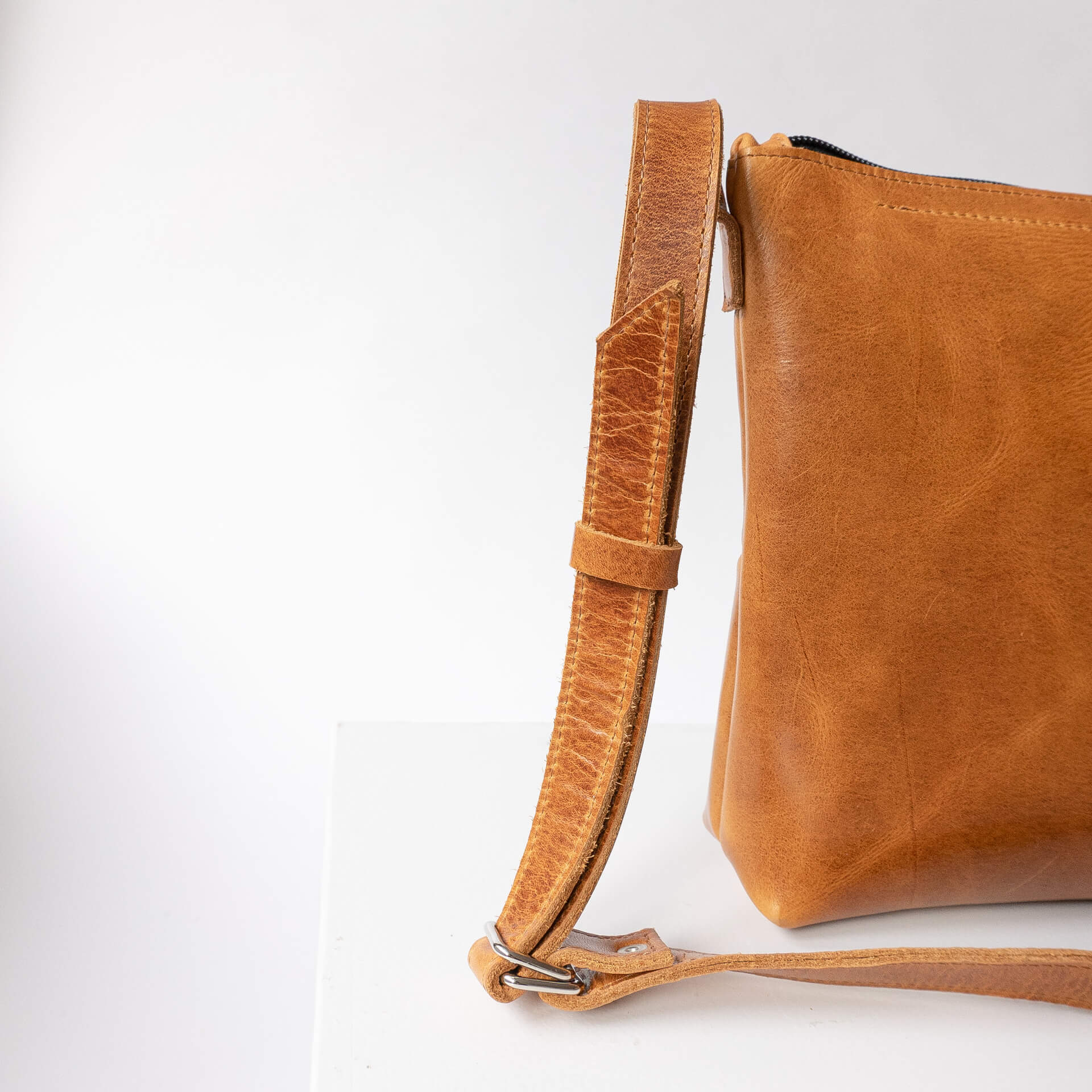 Umhängetasche IDA aus Naturleder in Cognac geölt Detailansicht des verstellbaren Trägers