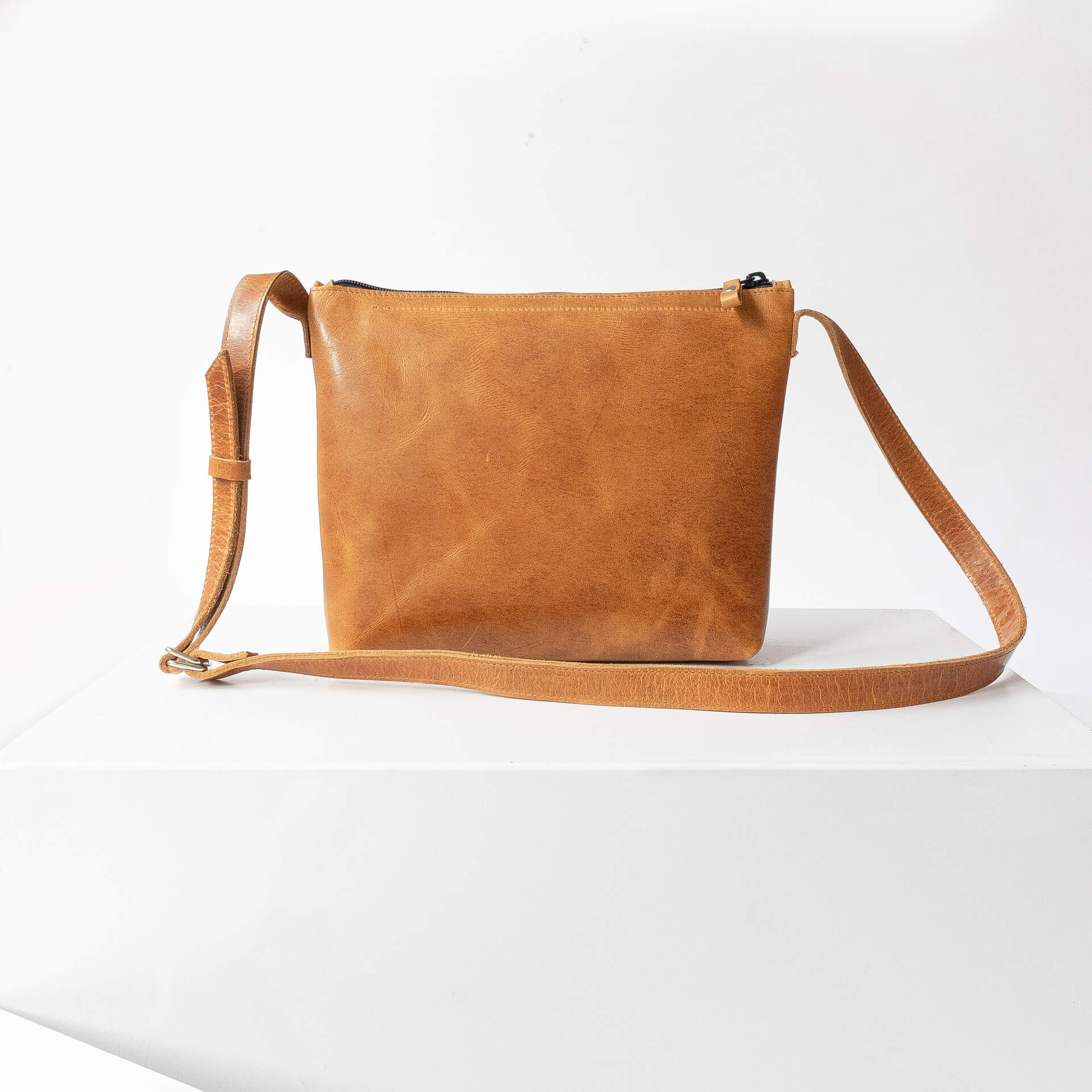 Rückeseite der Umhängetasche IDA in Cognac geölt mit verstellbarem Träger