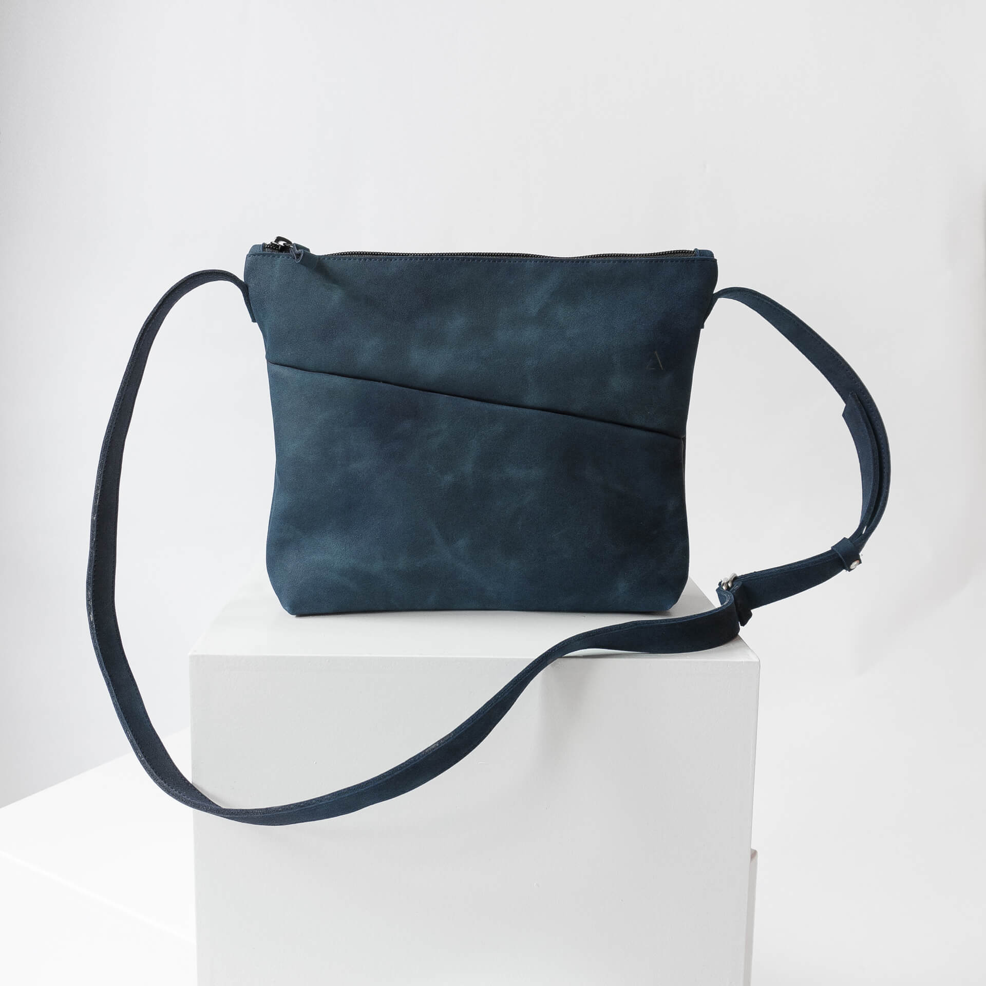 Umhängetasche IDA aus Naturleder in Dunkelblau auf Block stehend Vorderseite